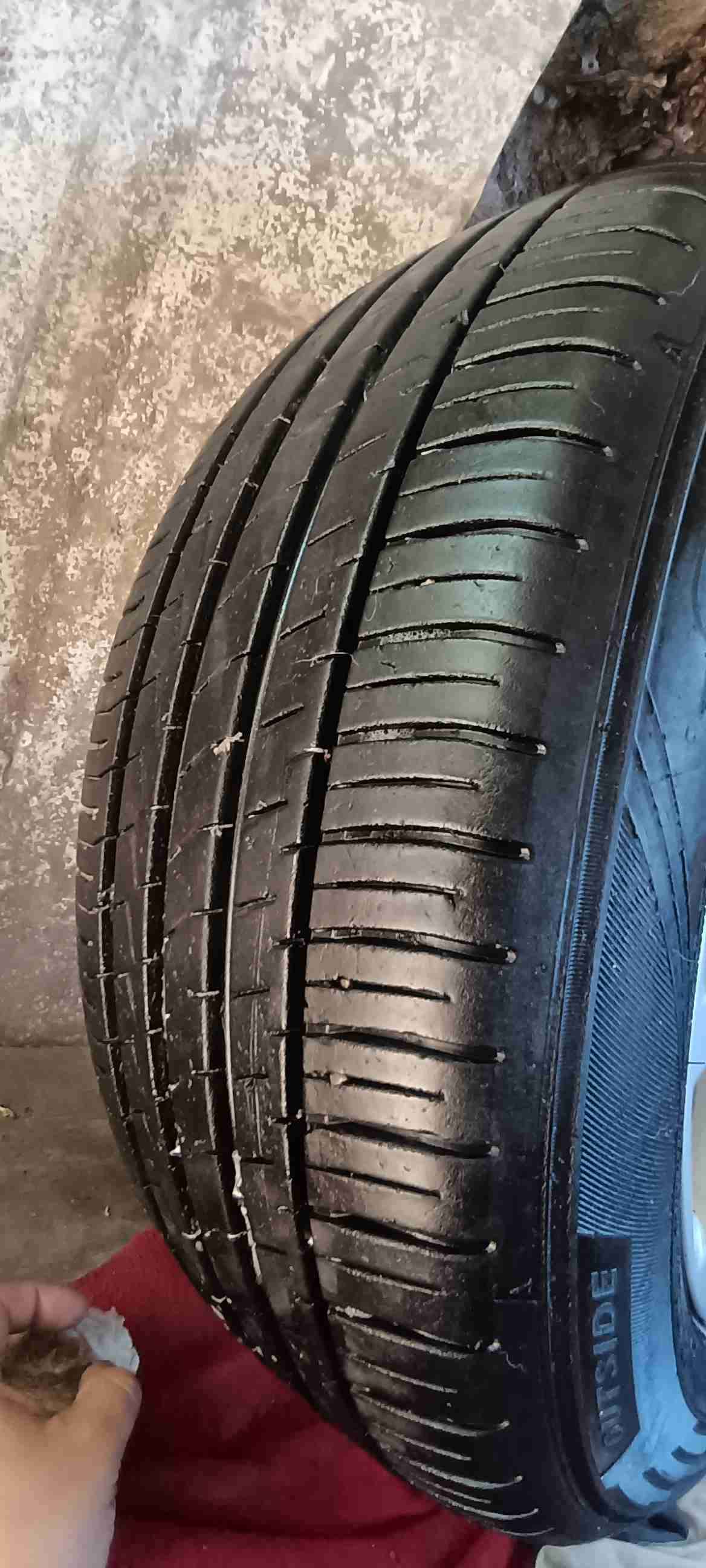 Llanta de auto con neumático - miniatura 2