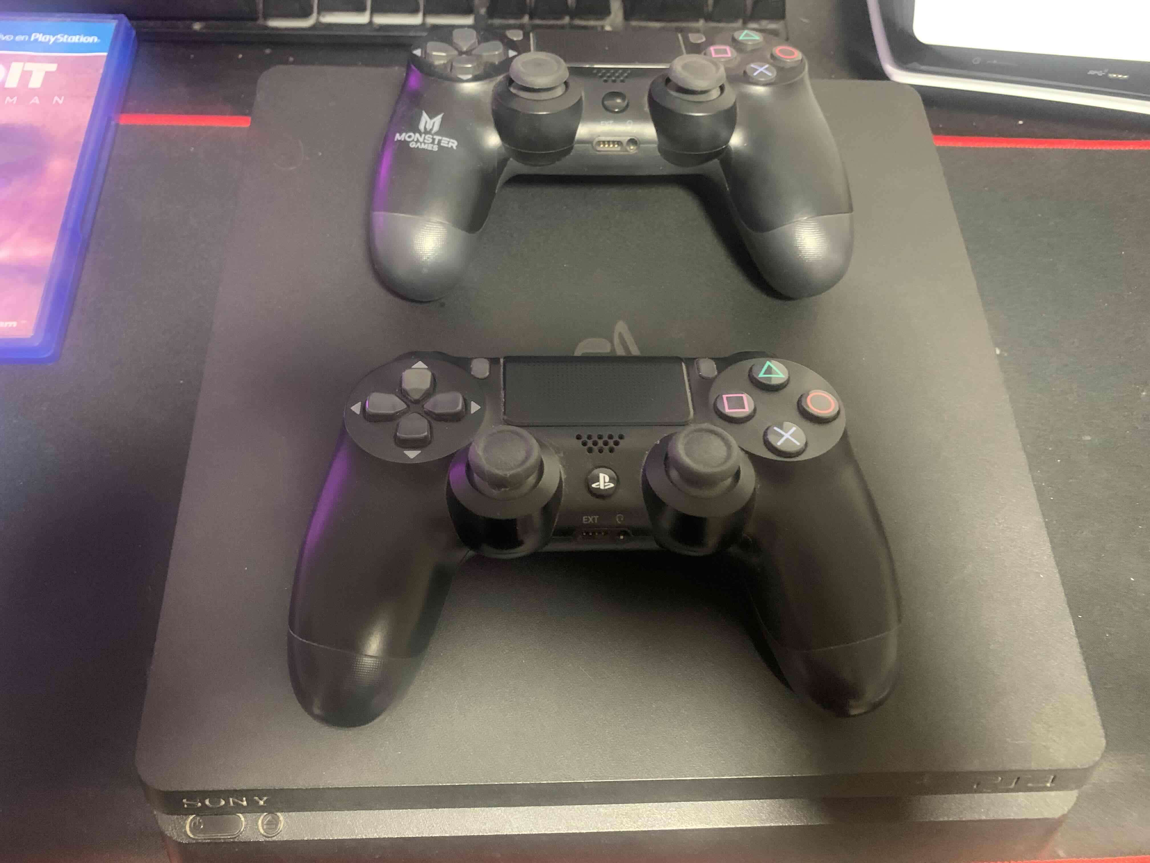 Consola PS4 con dos controles - miniatura 1