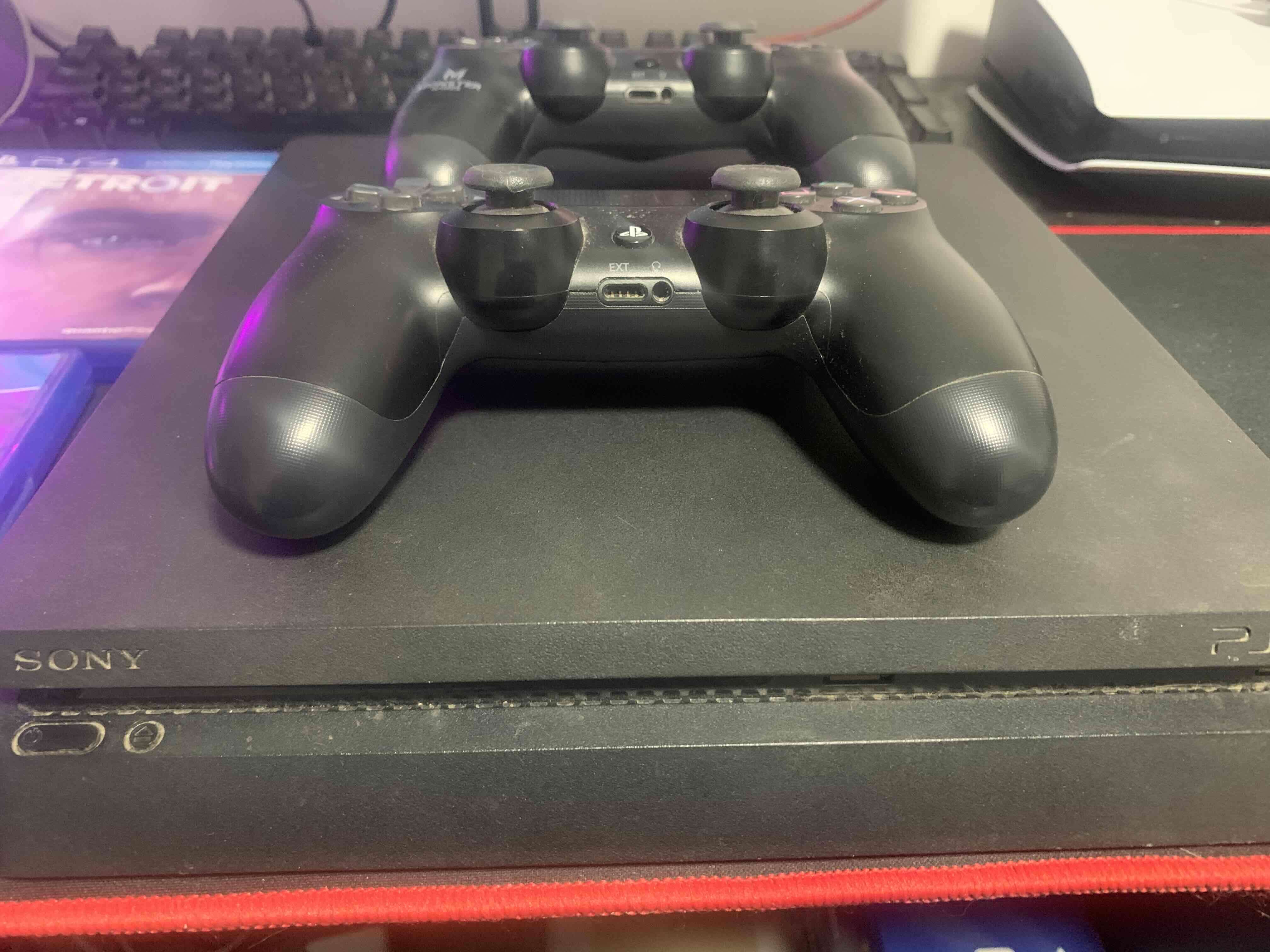 Consola PS4 con dos controles - miniatura 2