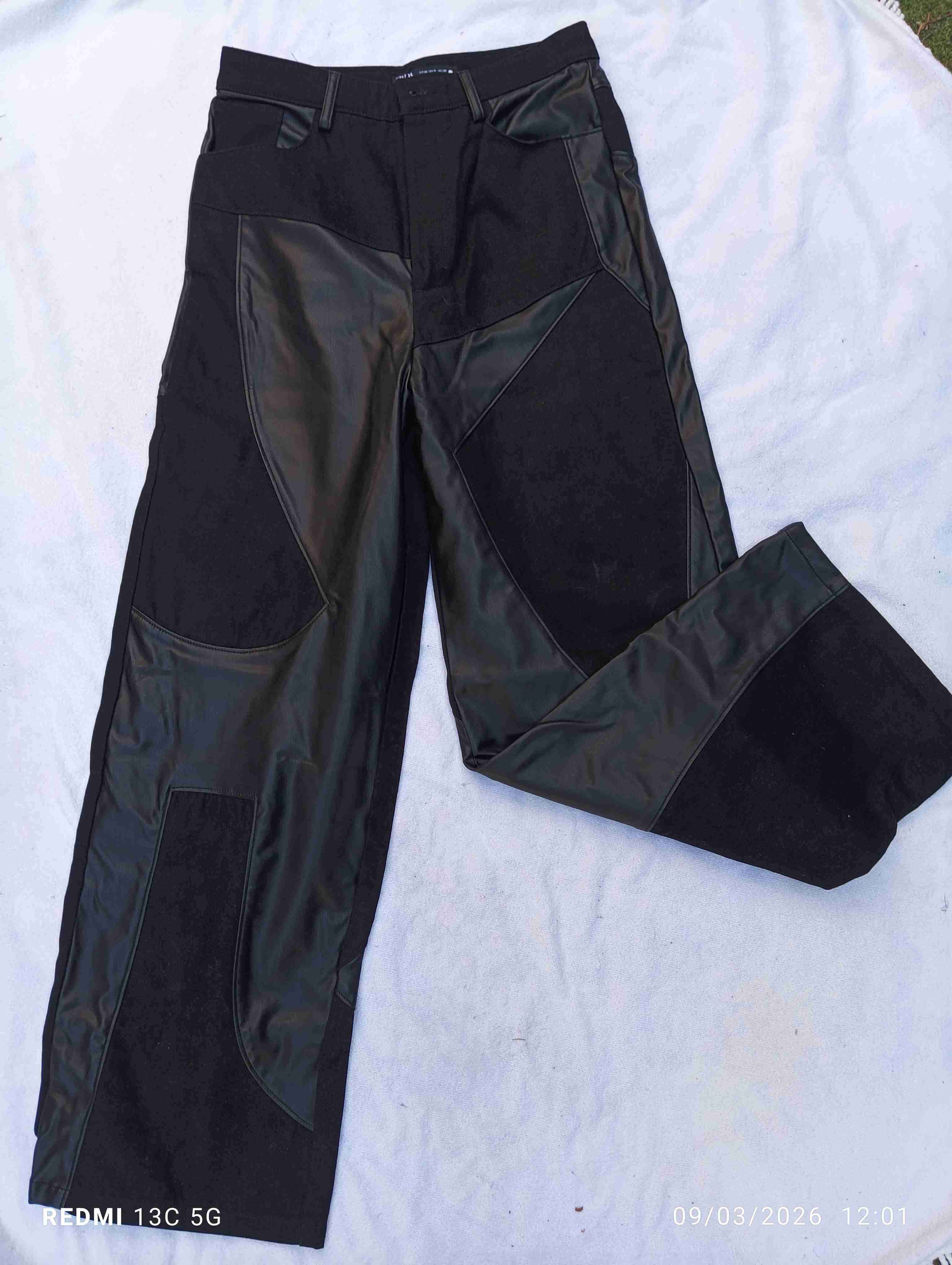 Pantalones negros con detalles en cuero - miniatura 1