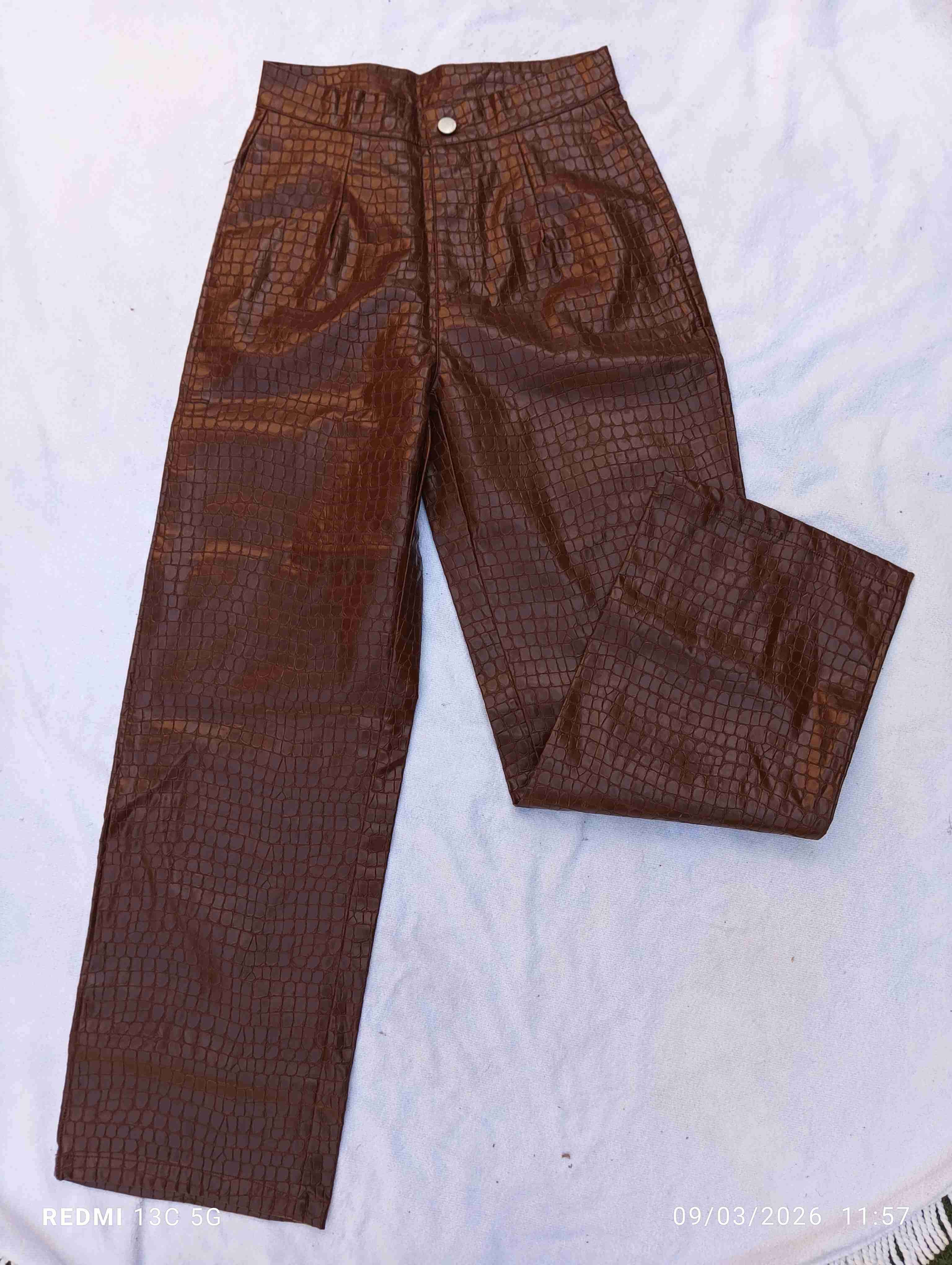 Pantalones negros con detalles en cuero - miniatura 3