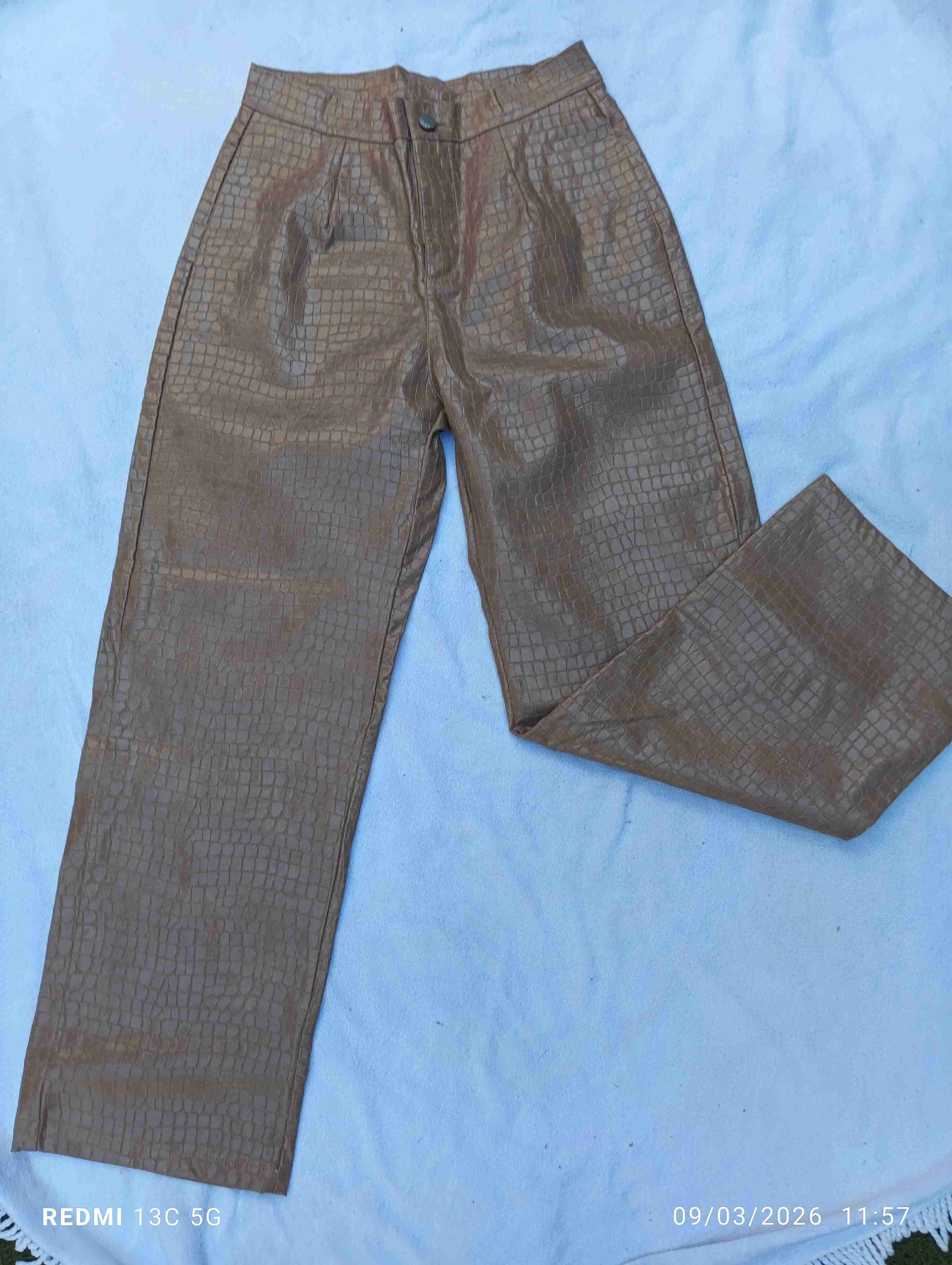 Pantalones negros con detalles en cuero - miniatura 4