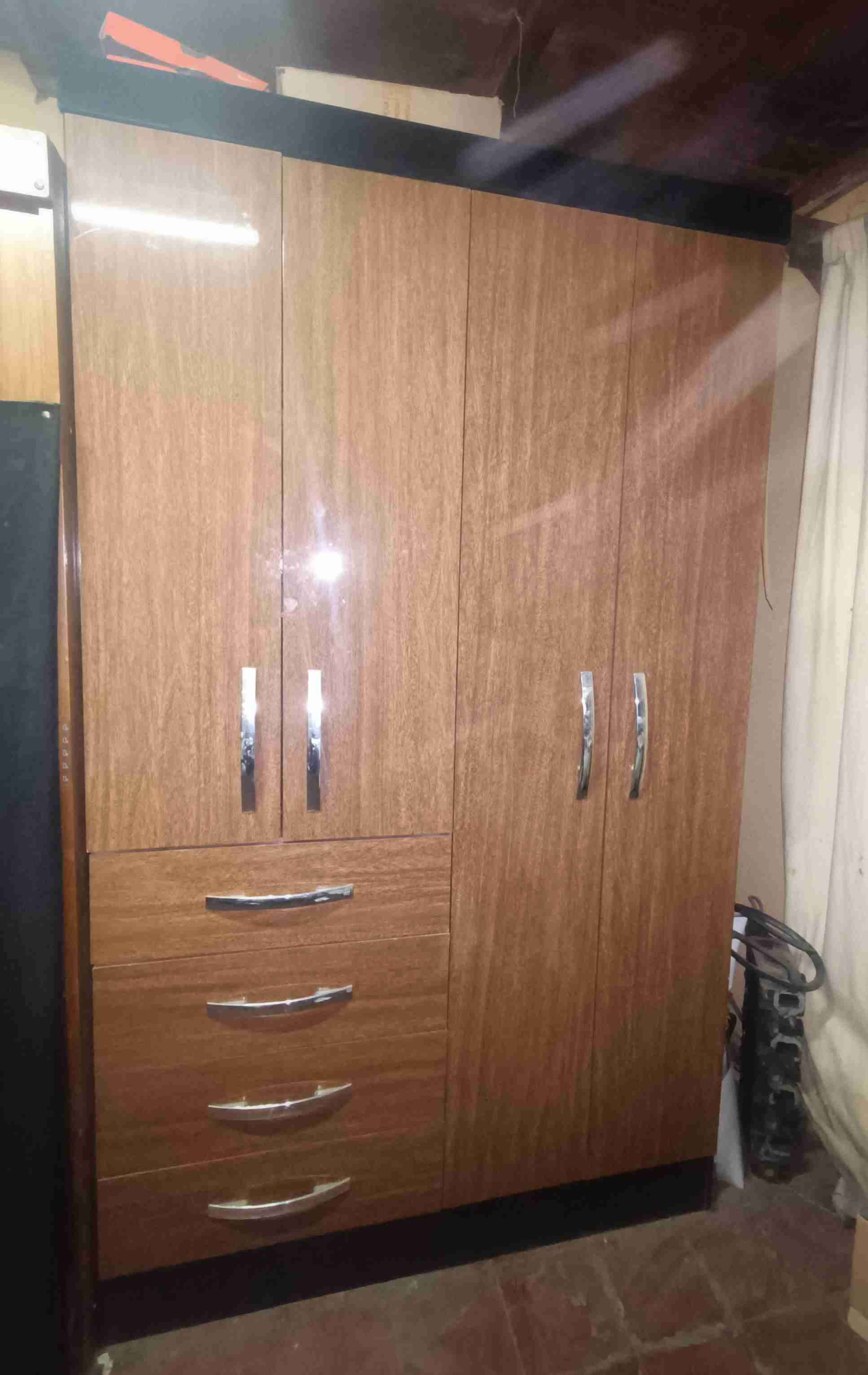 Closet de madera con cajones - miniatura 1