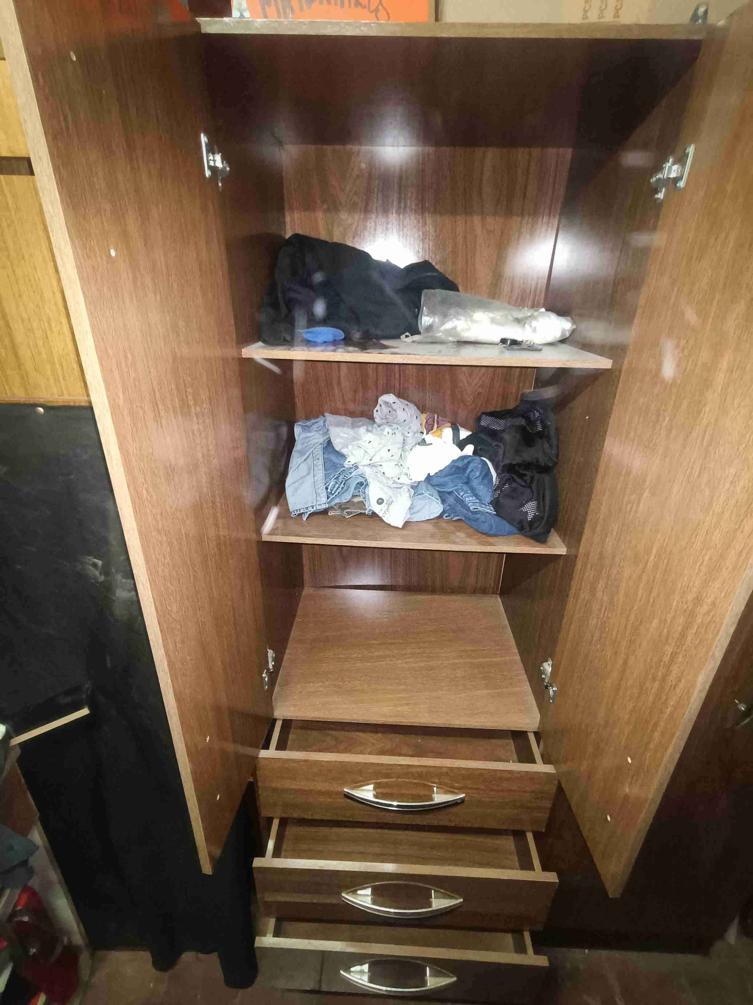 Closet de madera con cajones - miniatura 2