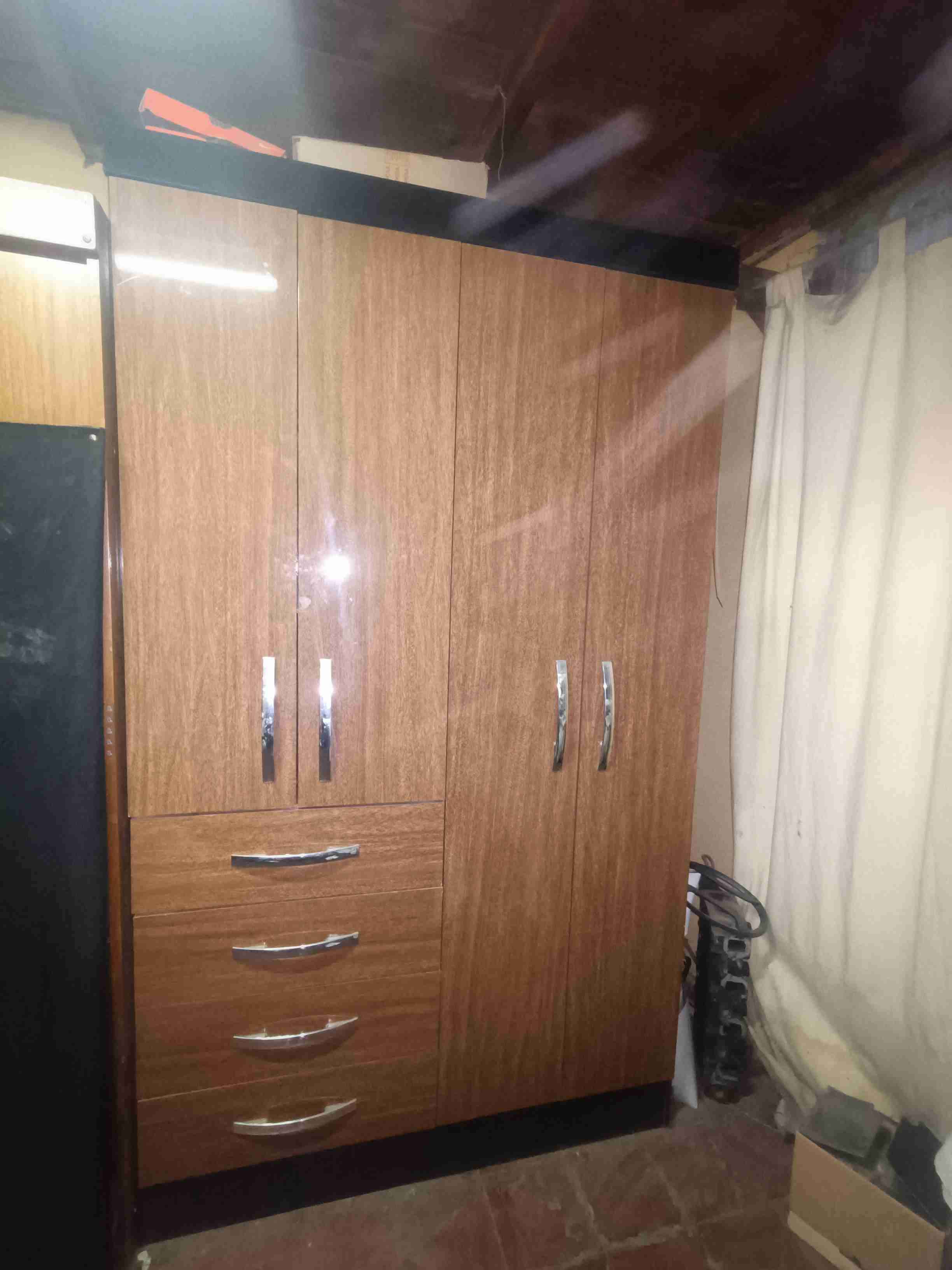 Closet de madera con cajones - miniatura 4