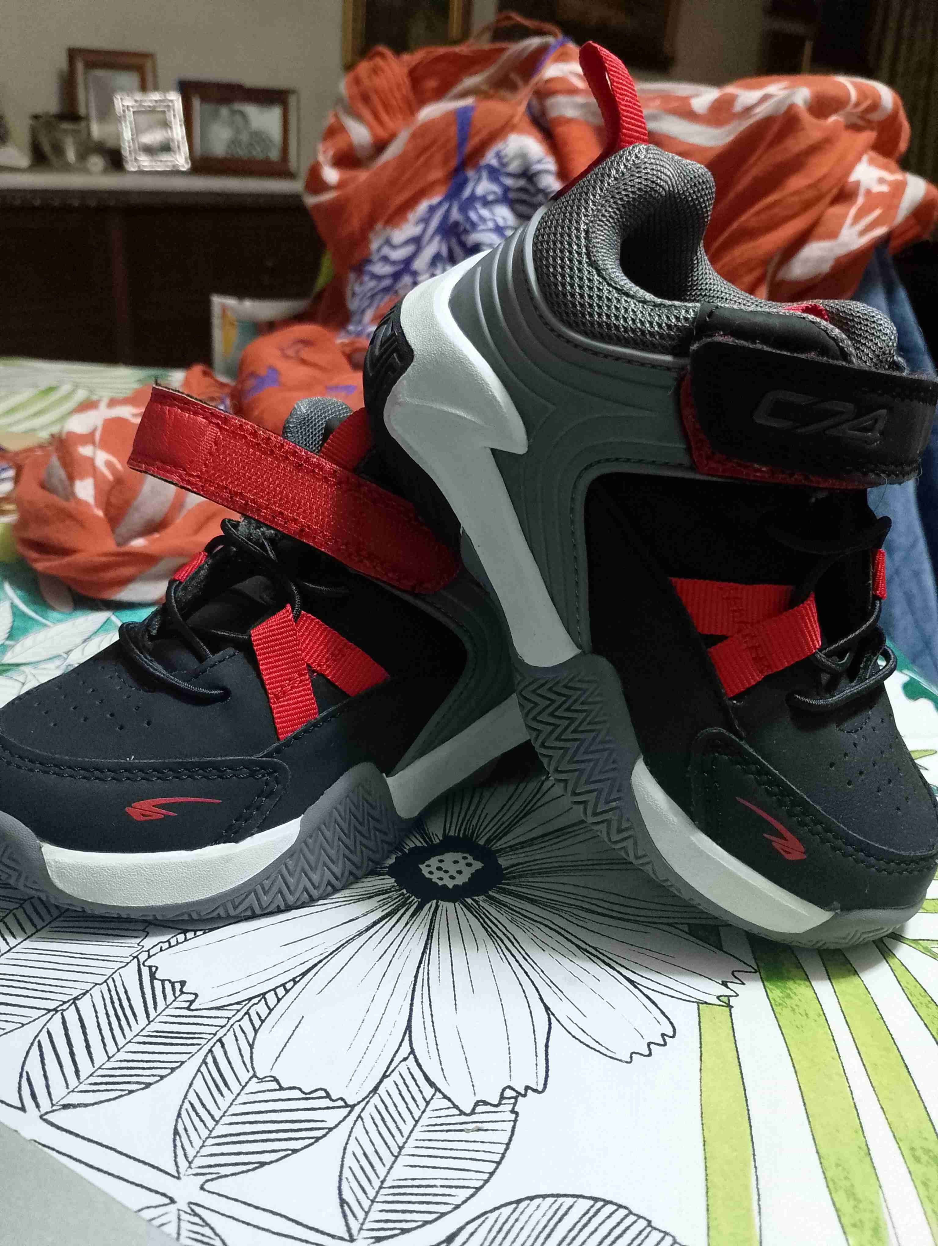 Zapatillas deportivas negras y rojas - miniatura 1