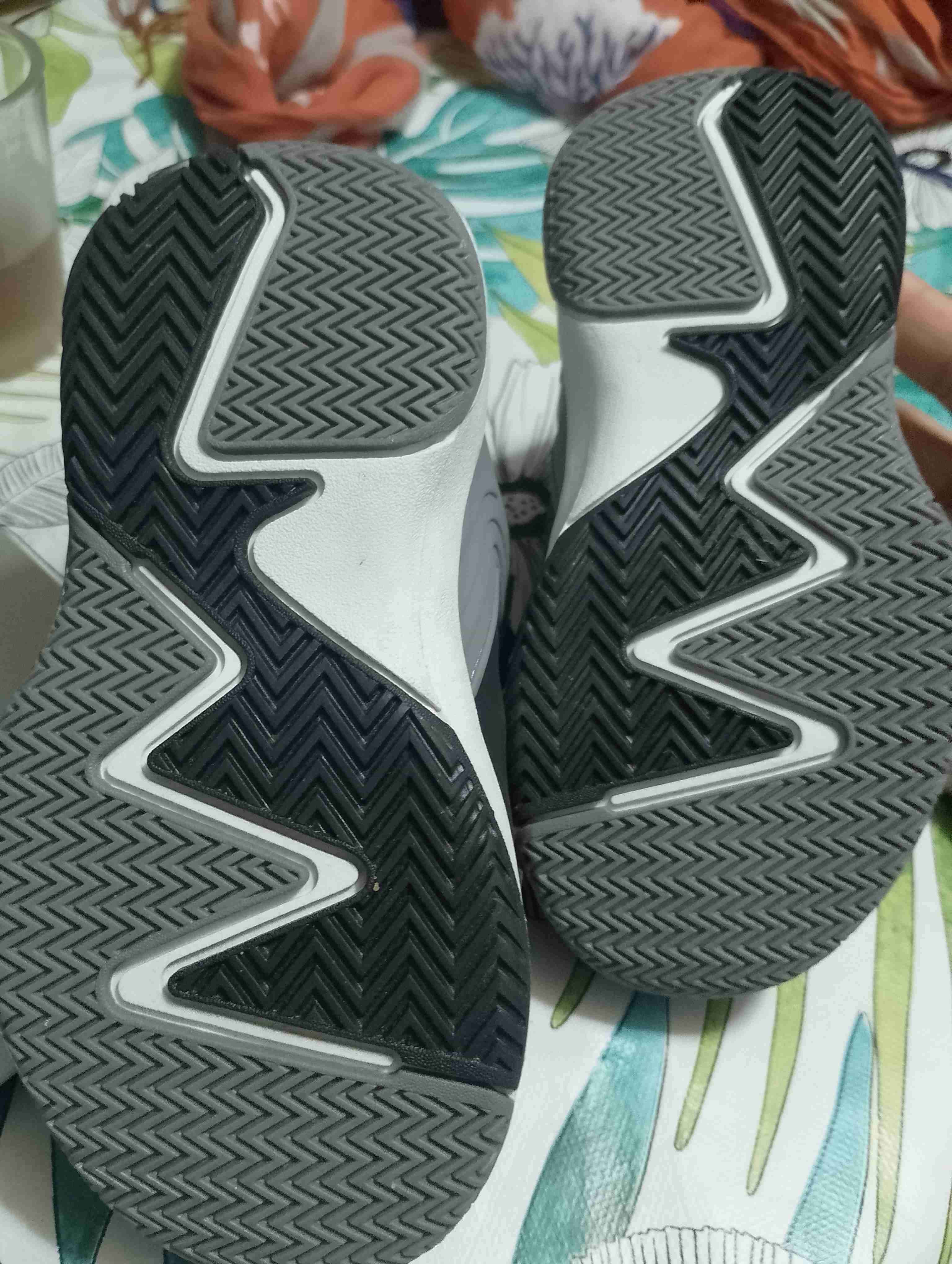 Zapatillas deportivas negras y rojas - miniatura 3