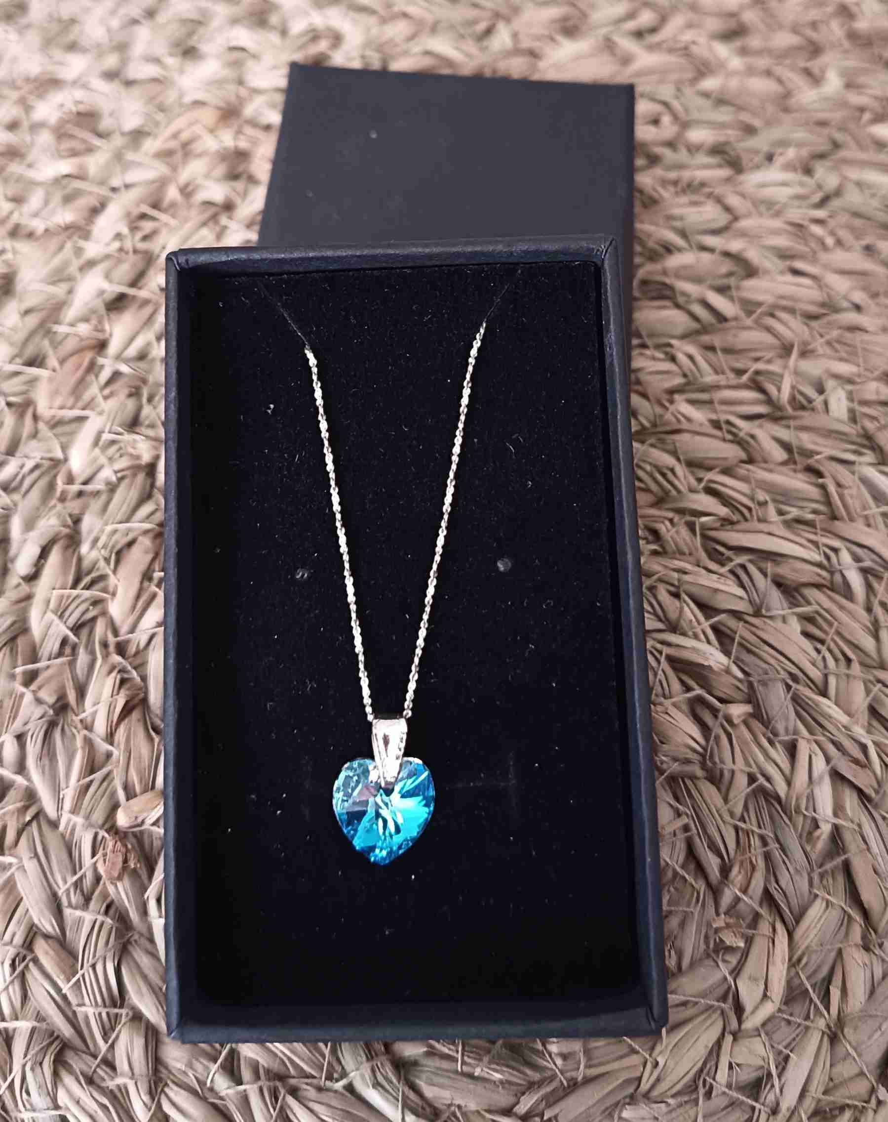 Collar corazón azul con cadena