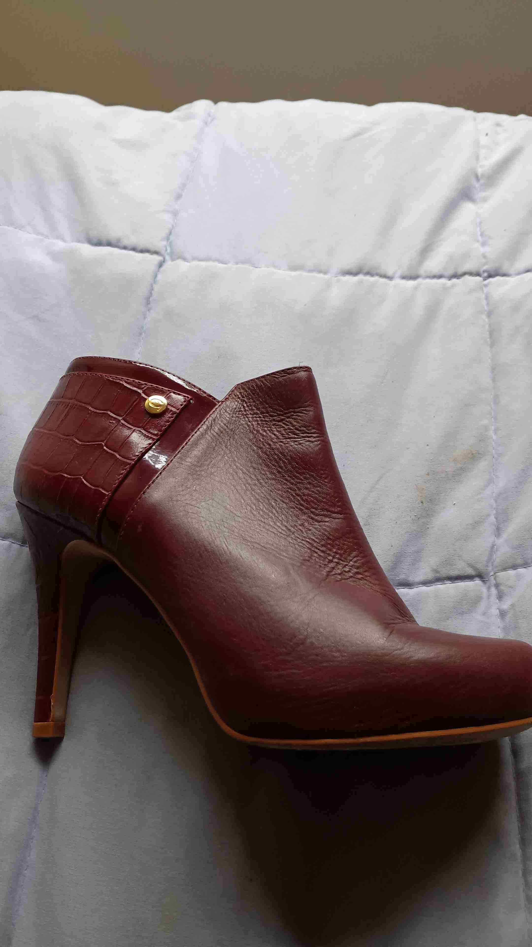 Botín de cuero burdeo con taco - miniatura 1