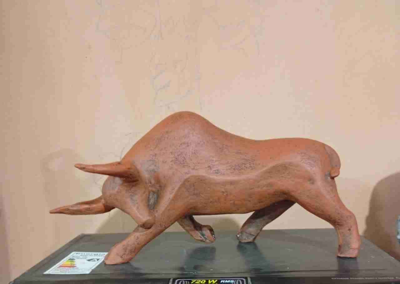 Escultura de toro en cerámica