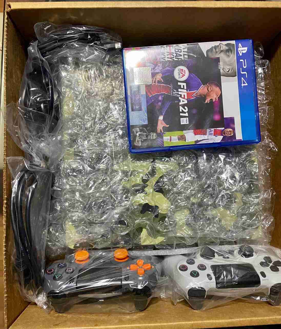 Consola PS4 con juegos y controles - miniatura 1