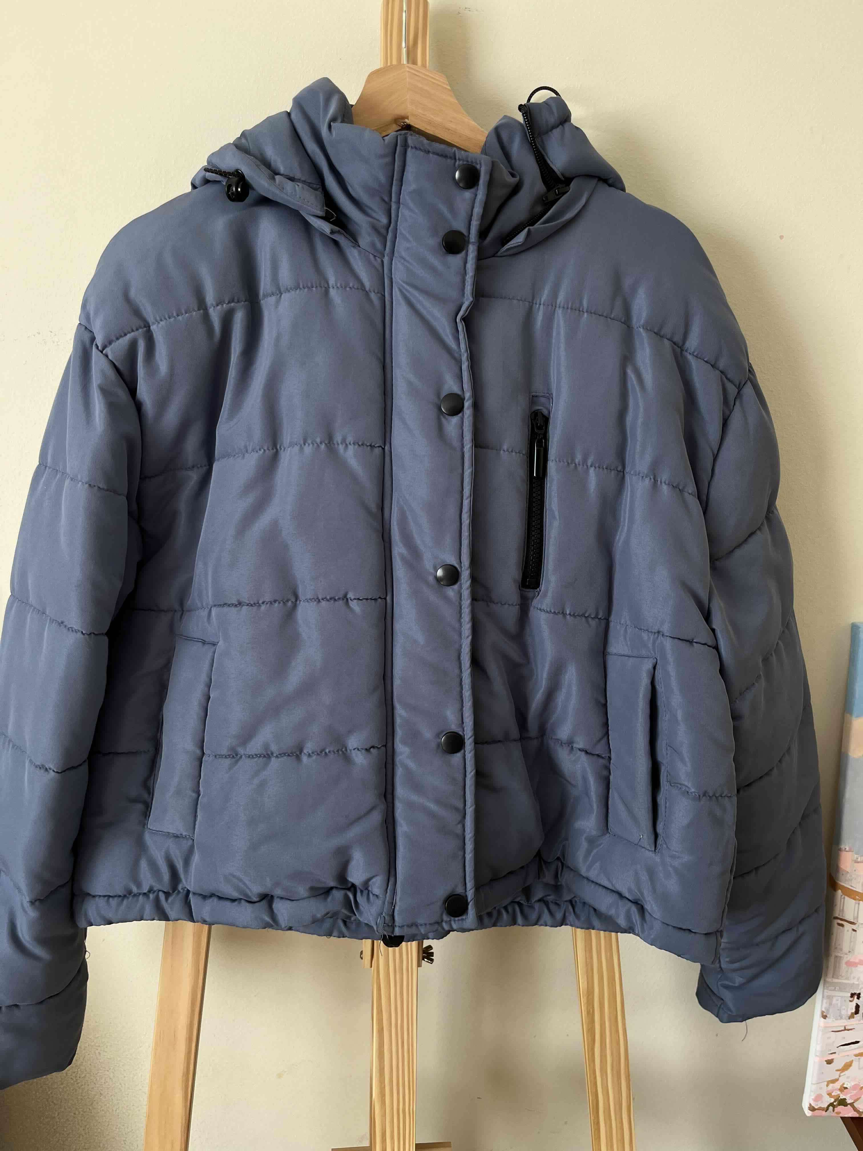 Chaqueta azul con capucha