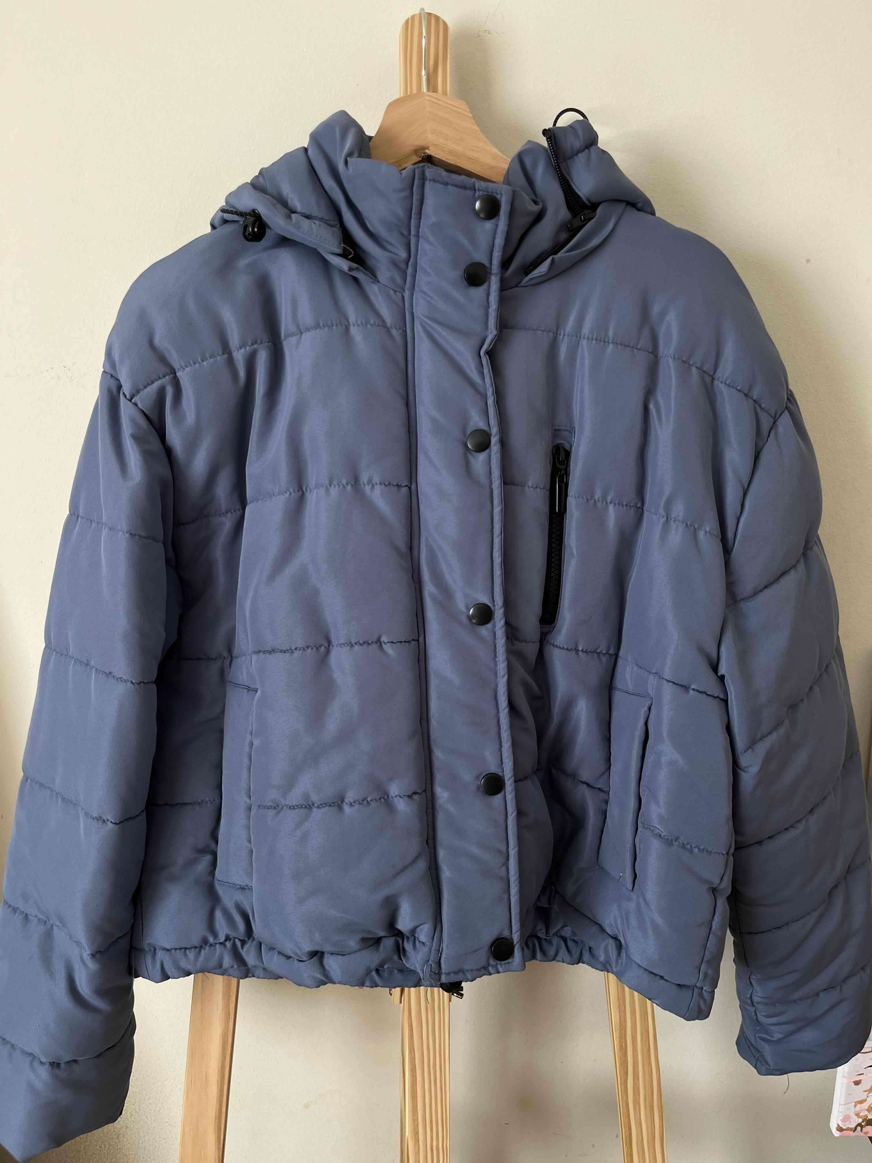 Chaqueta azul con capucha - miniatura 2