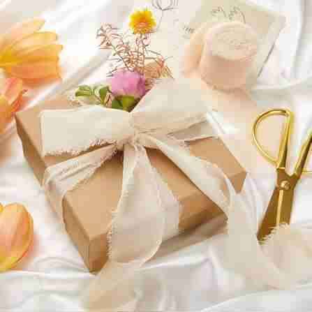 Bolsa decorativa y bufanda roja - miniatura 4