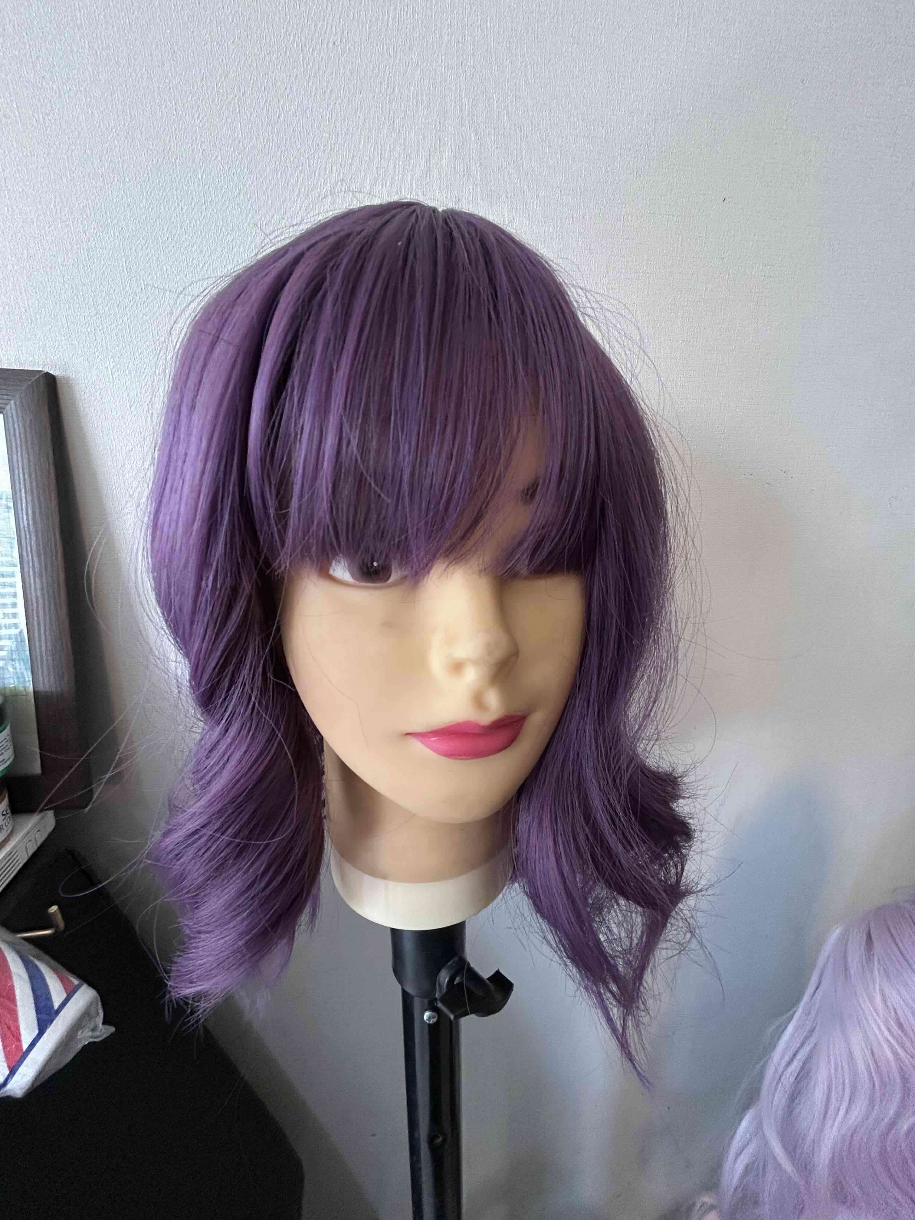 Peluca lila con flequillo