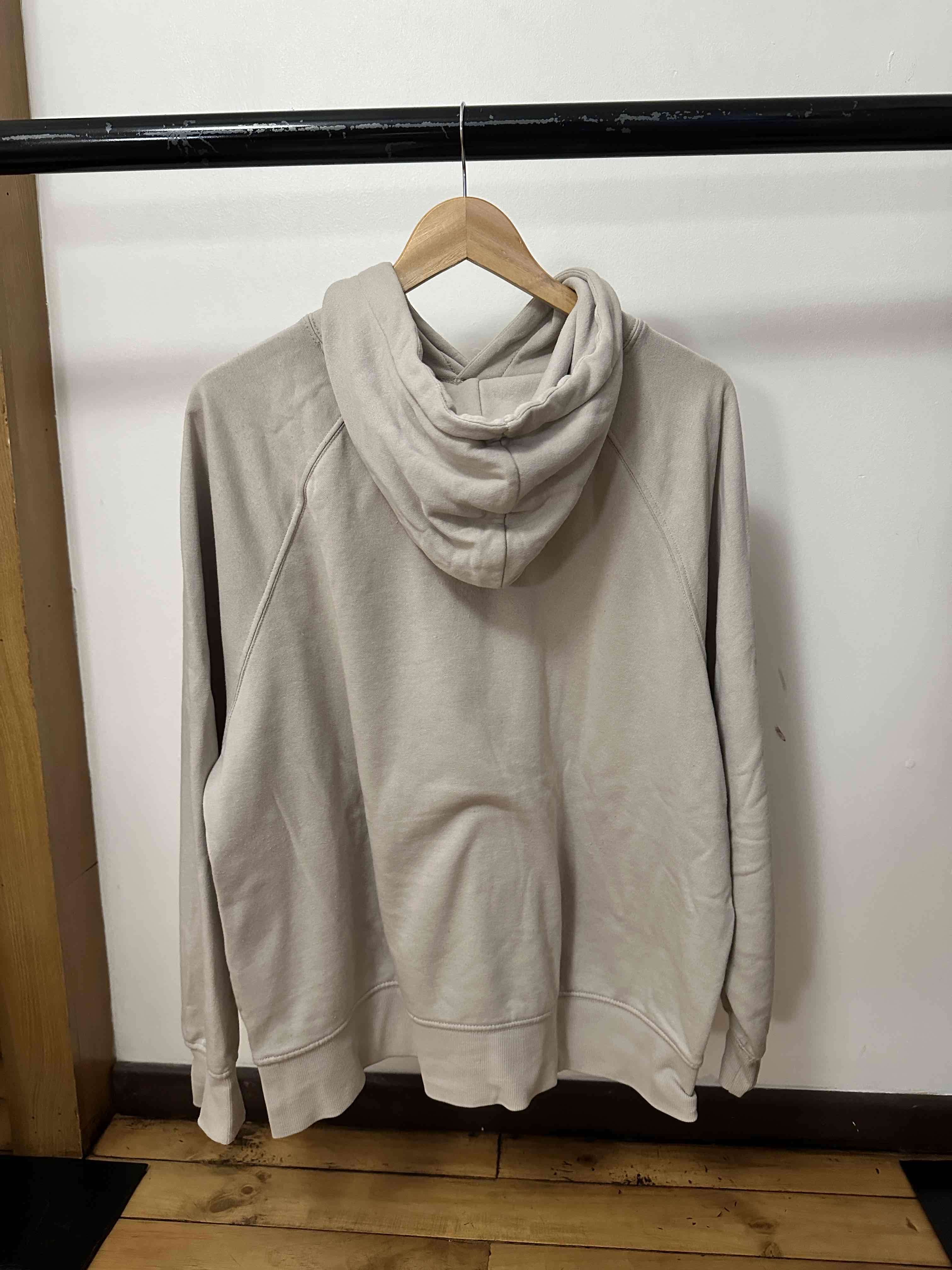 Polerón color beige con capucha - miniatura 2