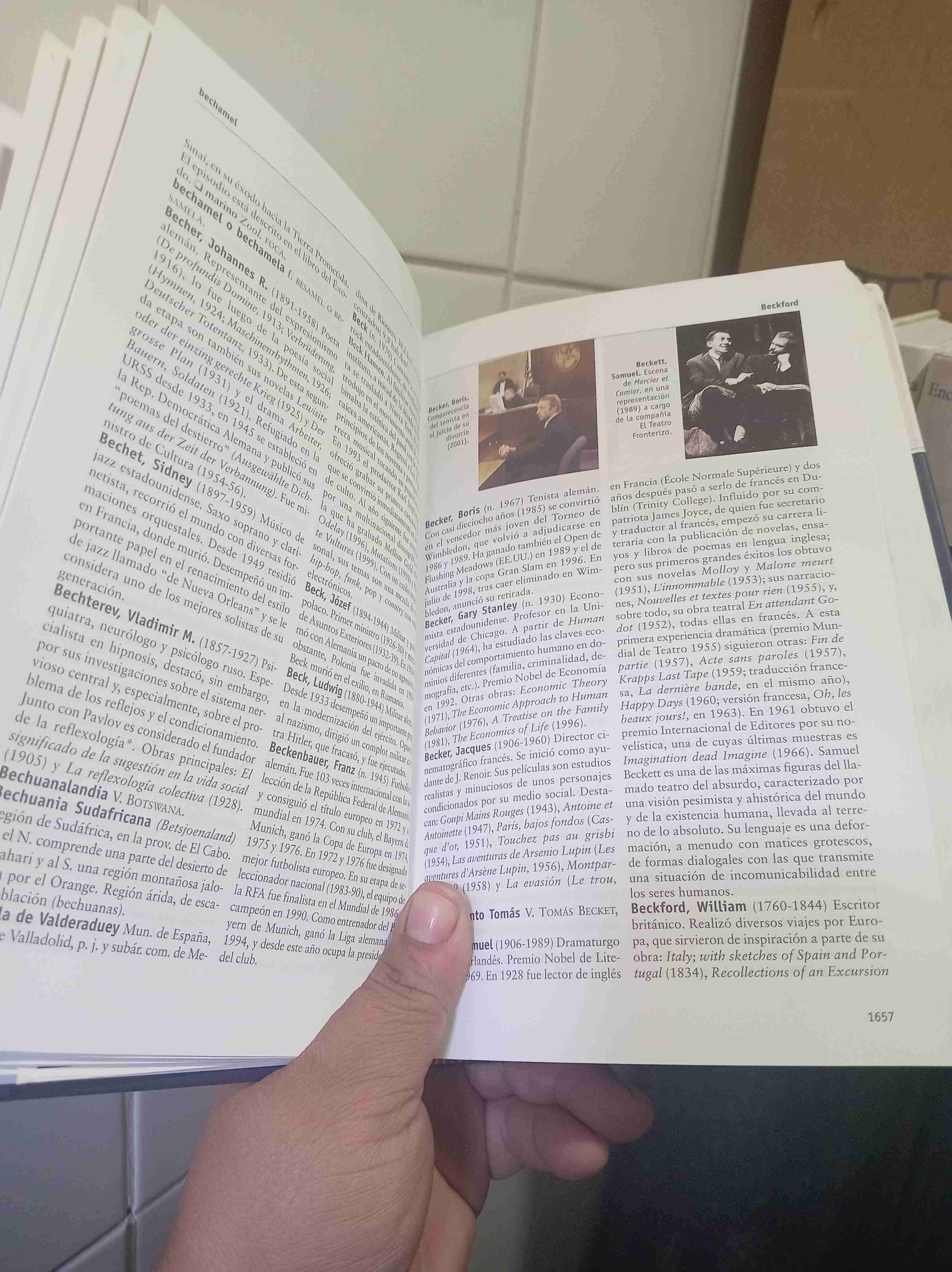 Libro enciclopédico abierto - miniatura 1