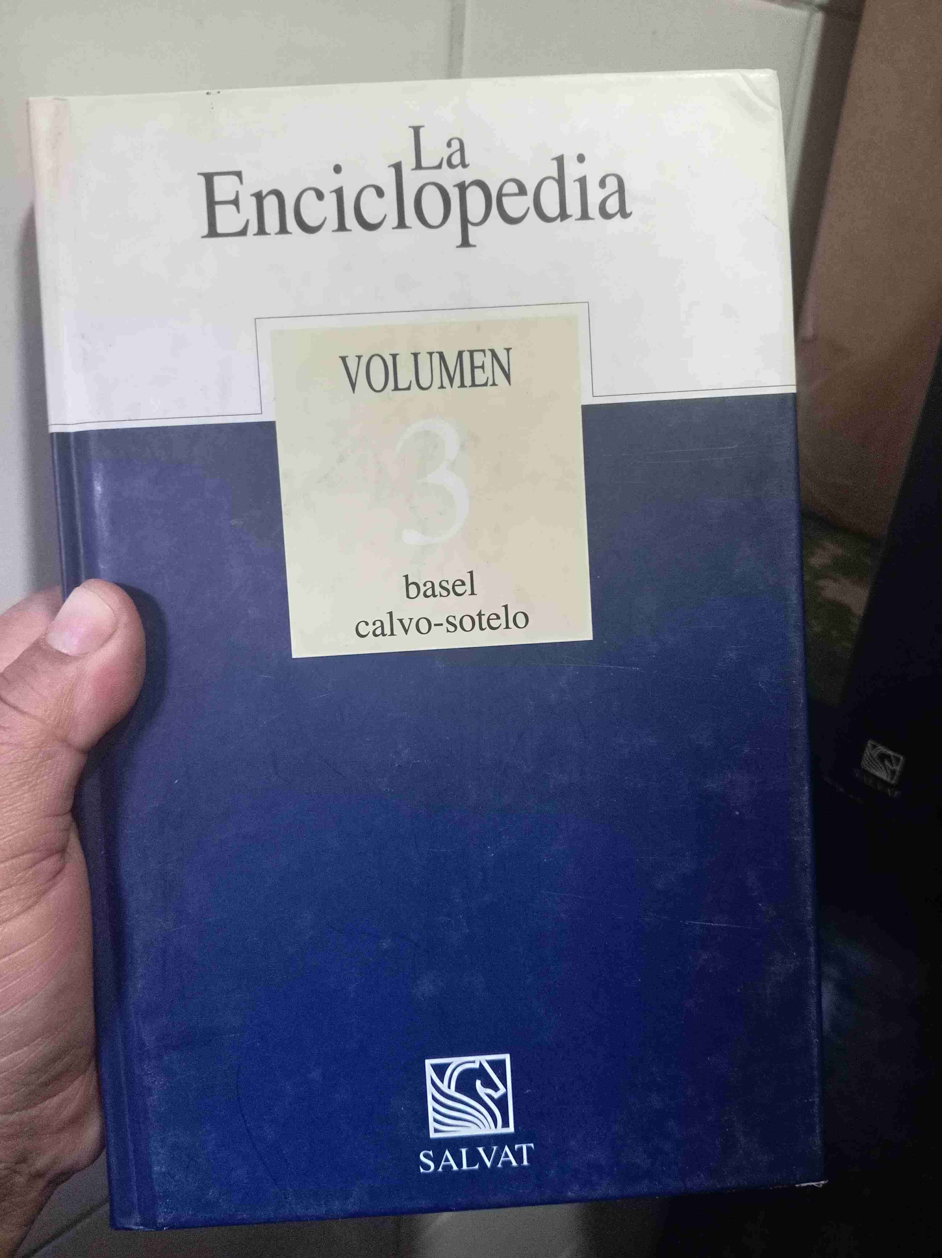 Libro enciclopédico abierto - miniatura 2