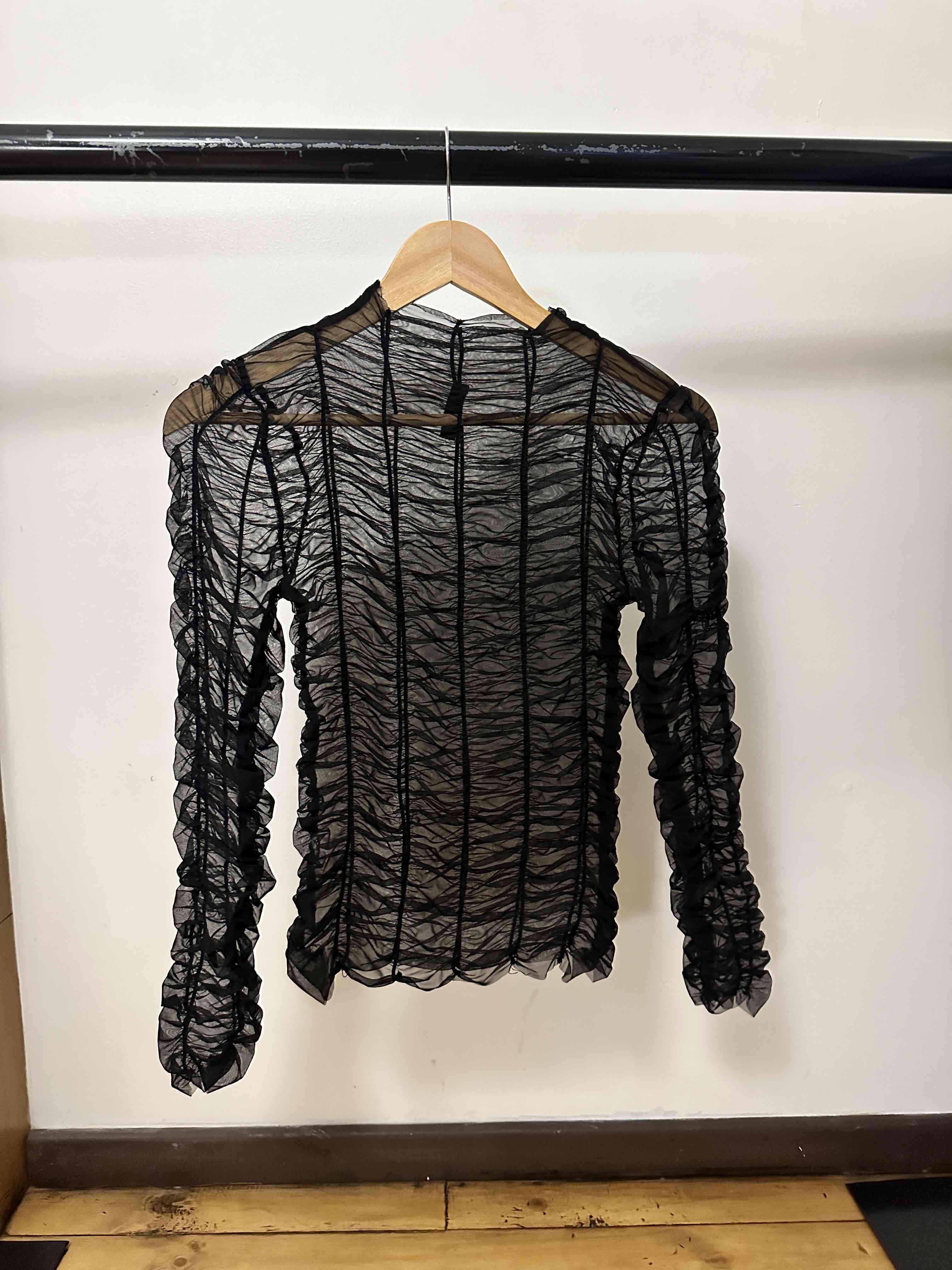 Blusa negra de malla transparente