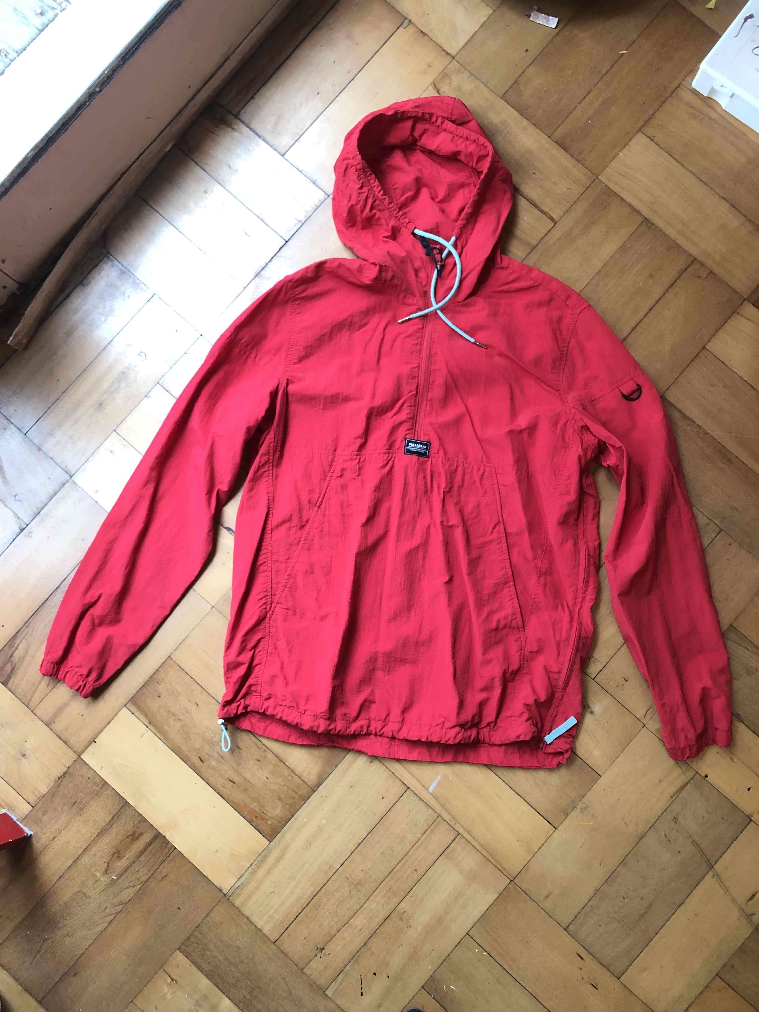 Cortavientos pull &bear rojo con capucha talla M - miniatura 1