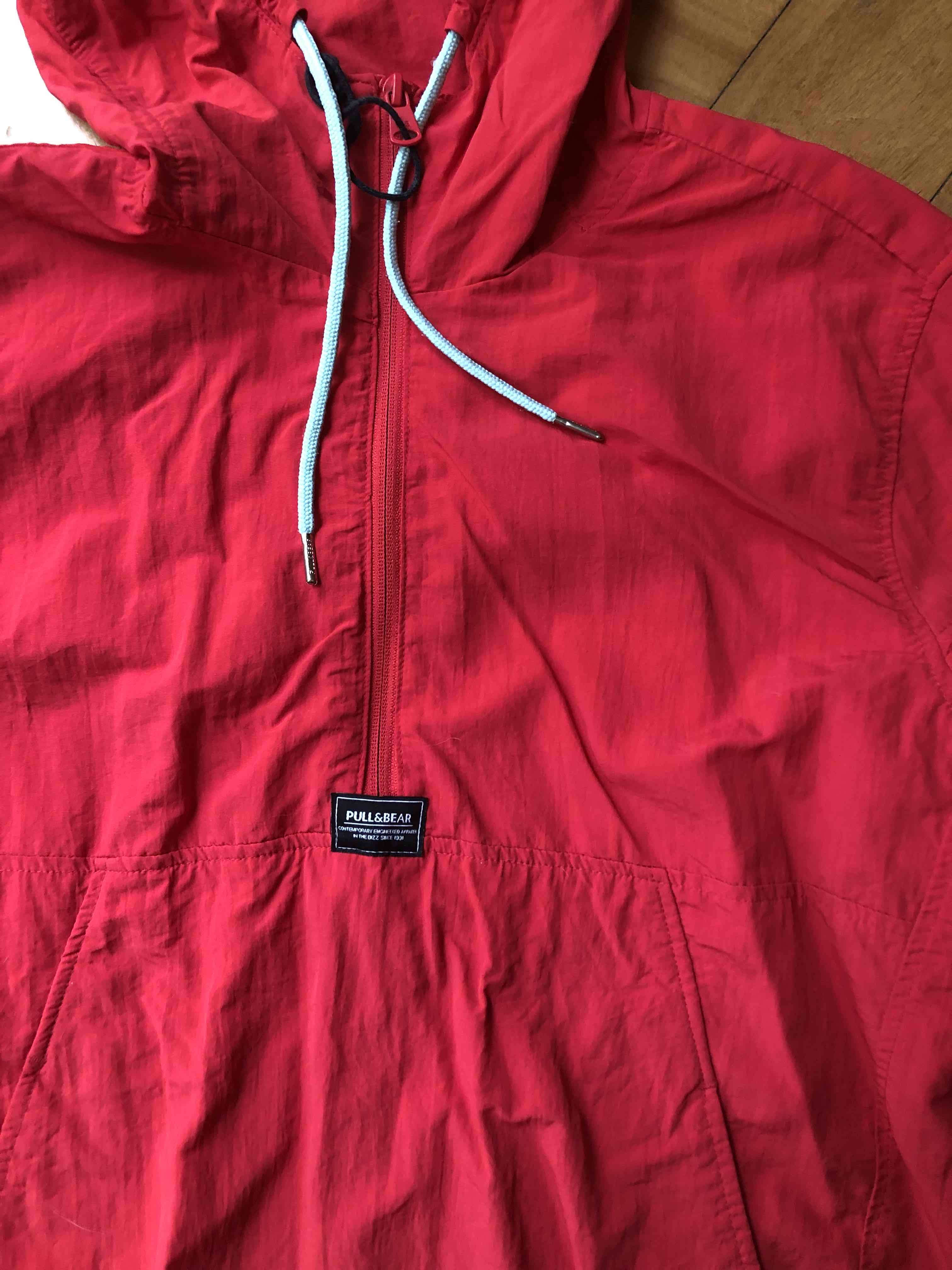 Cortavientos pull &bear rojo con capucha talla M - miniatura 2