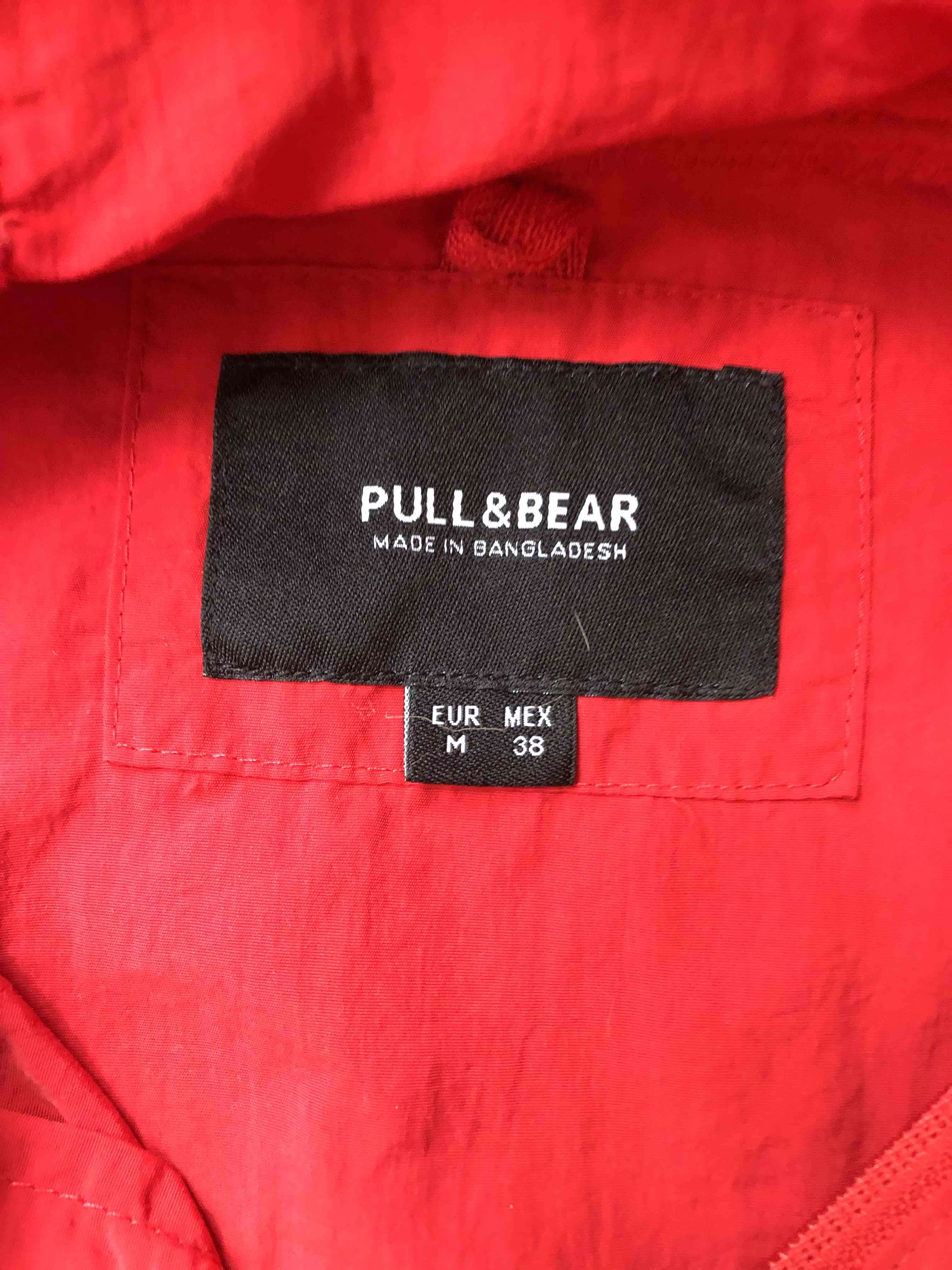 Cortavientos pull &bear rojo con capucha talla M - miniatura 3