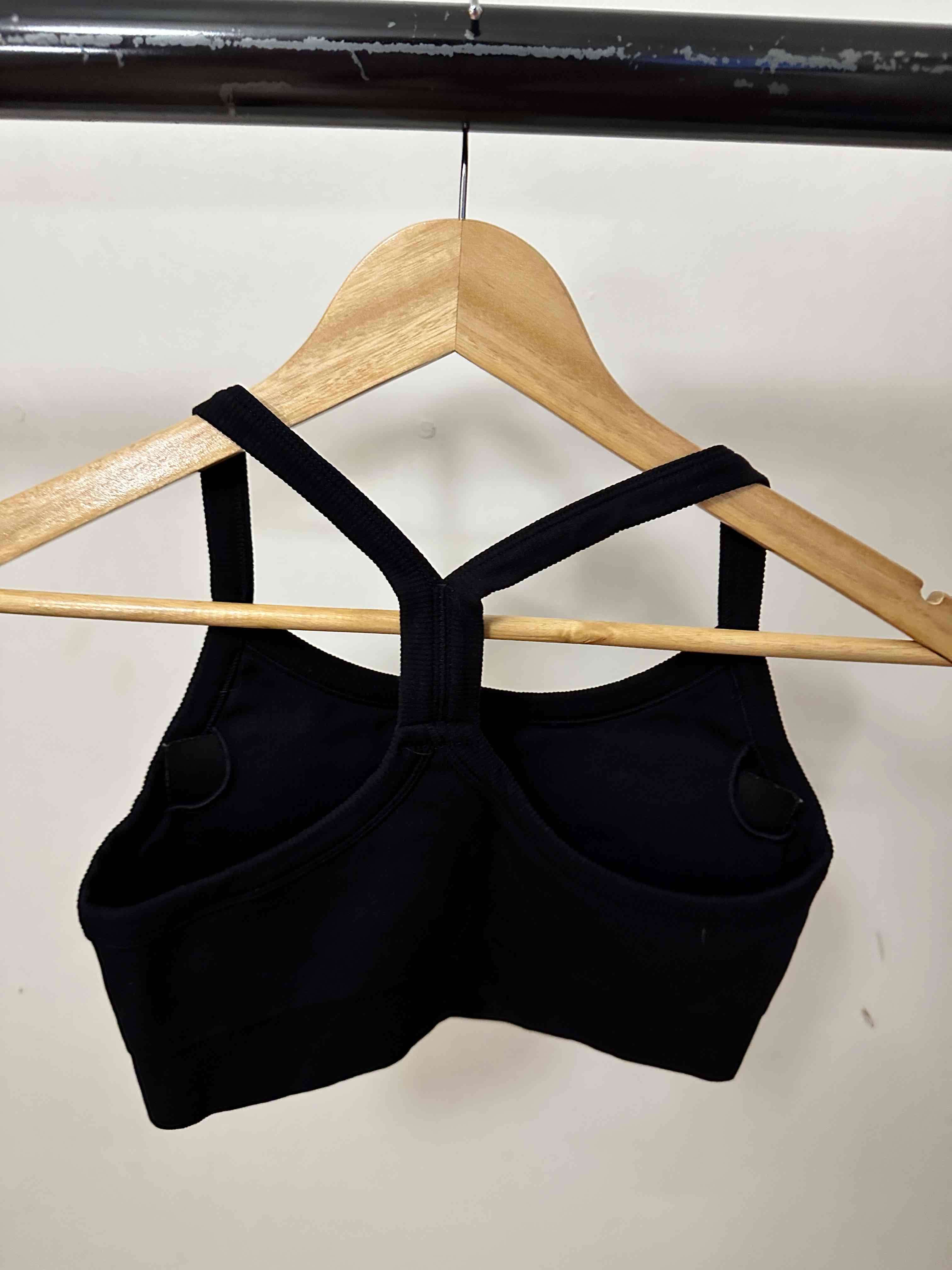 Top deportivo negro - miniatura 2