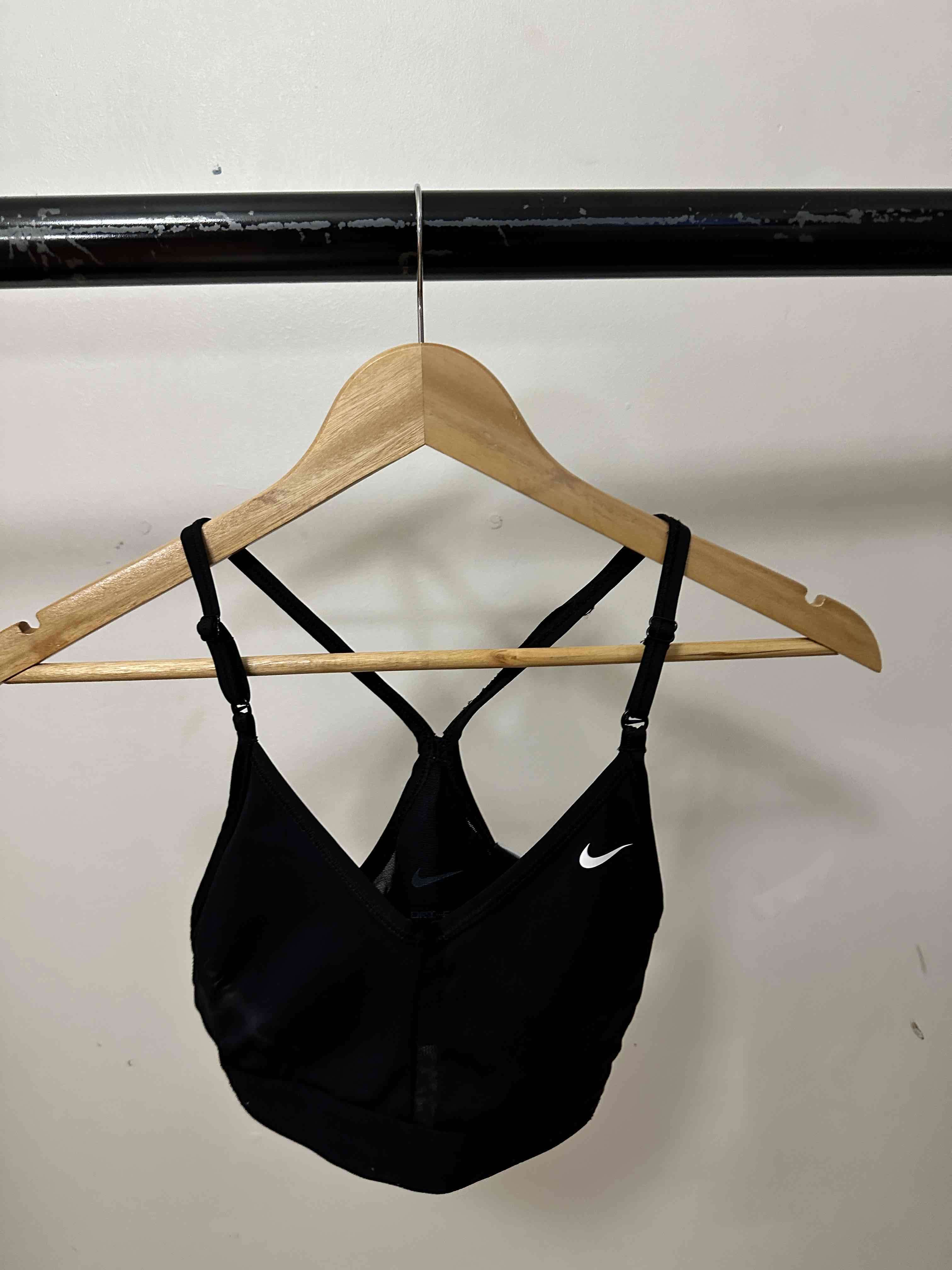 Top deportivo negro Nike - miniatura 1