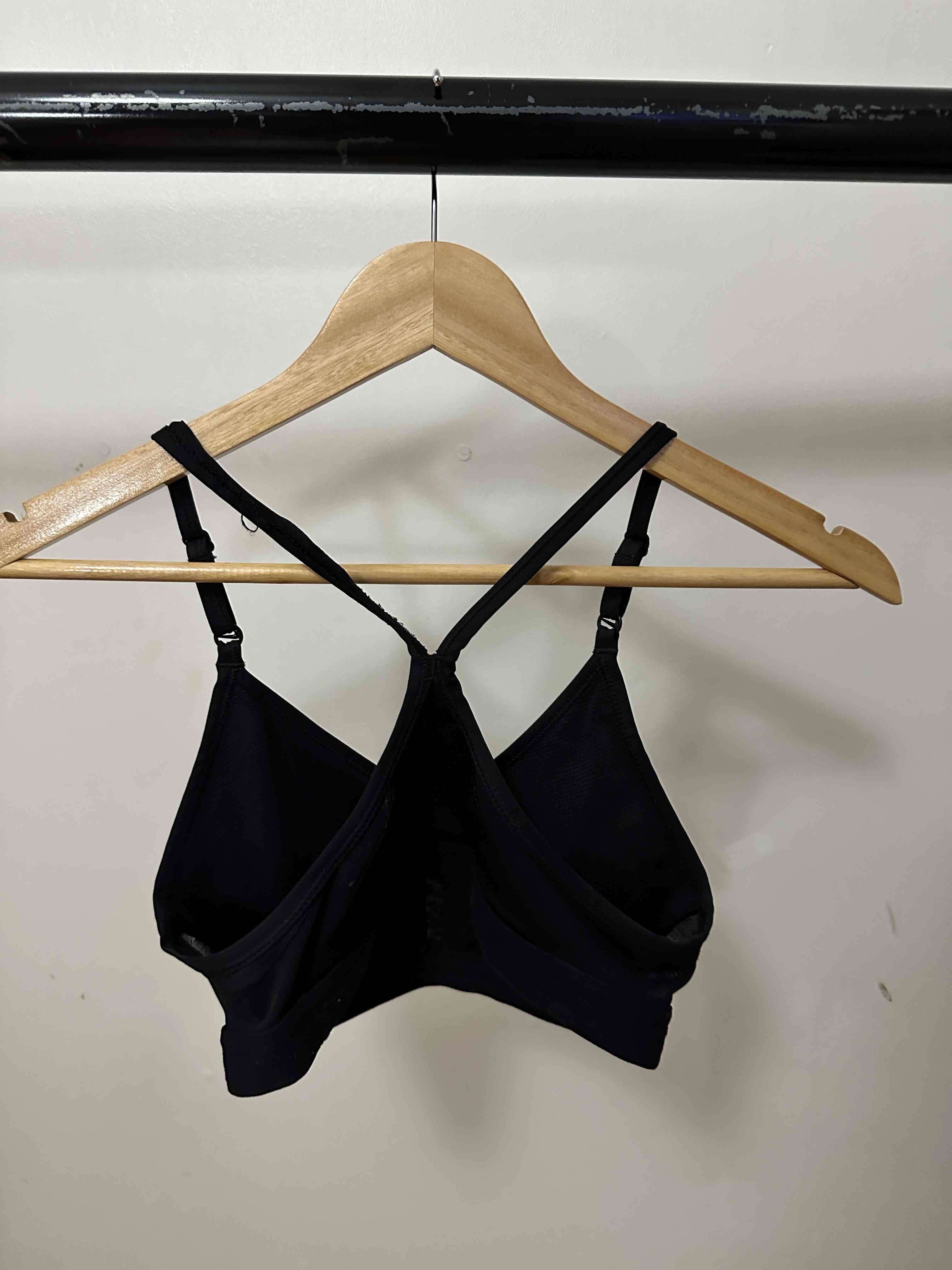 Top deportivo negro Nike - miniatura 2