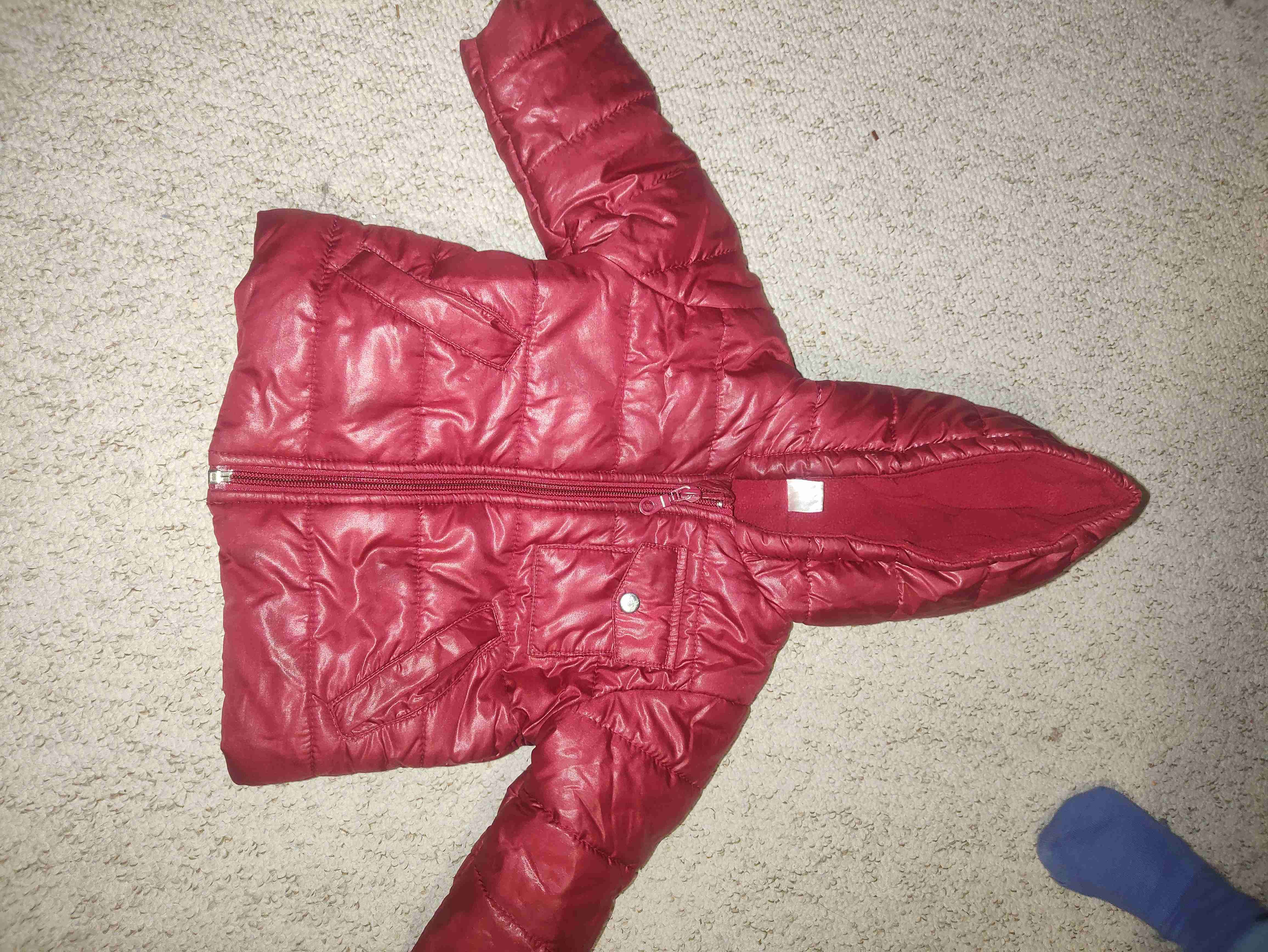 Chaqueta roja de niño
