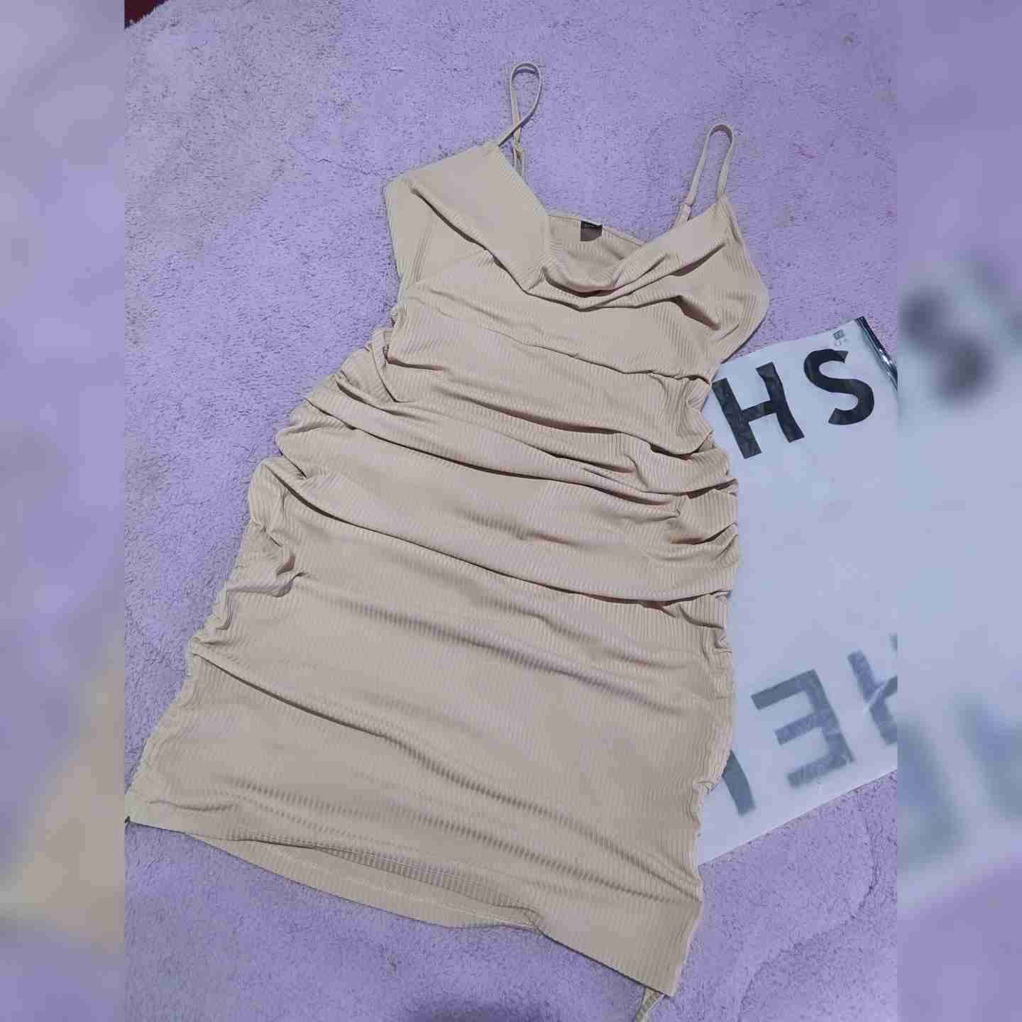 Vestido beige de tirantes - miniatura 1