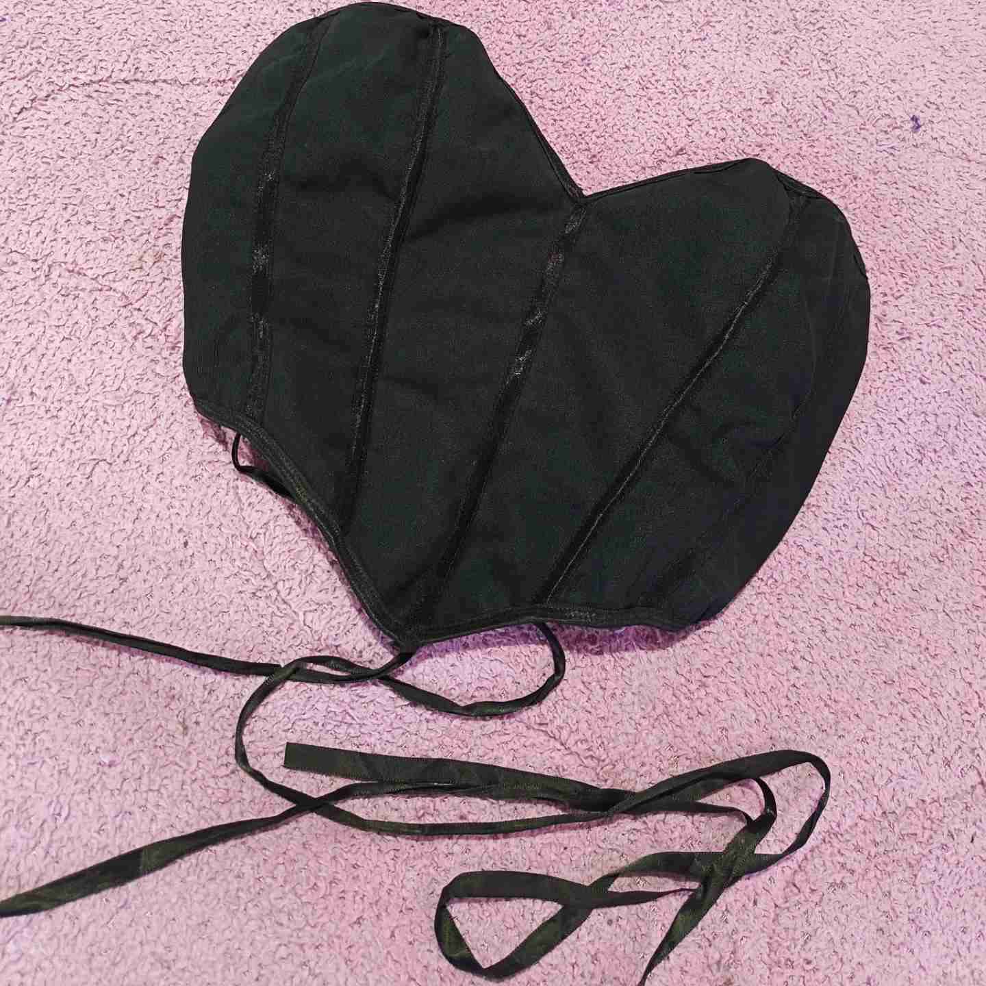 Bralette negro en forma de corazón - miniatura 1