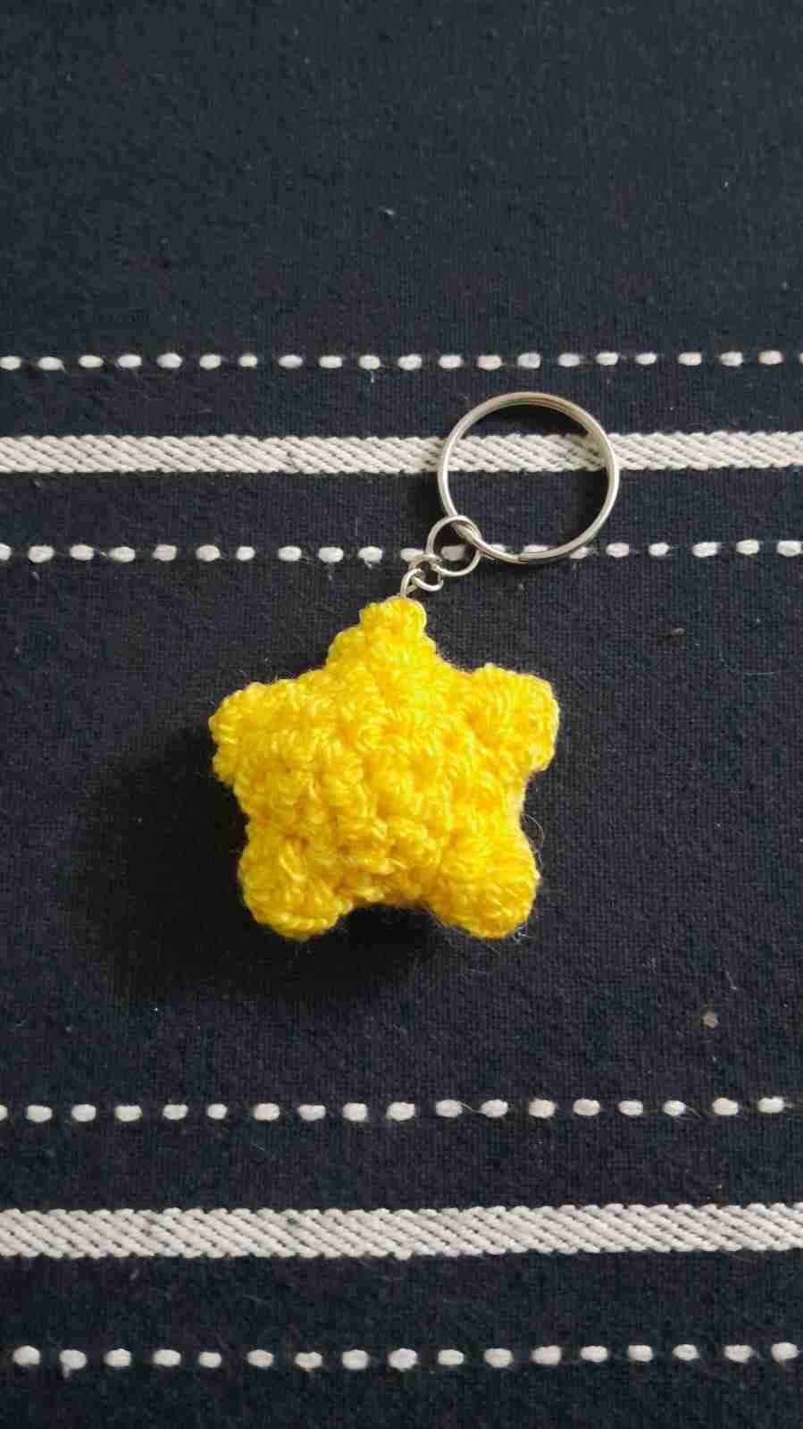 Llavero estrella amarilla tejido