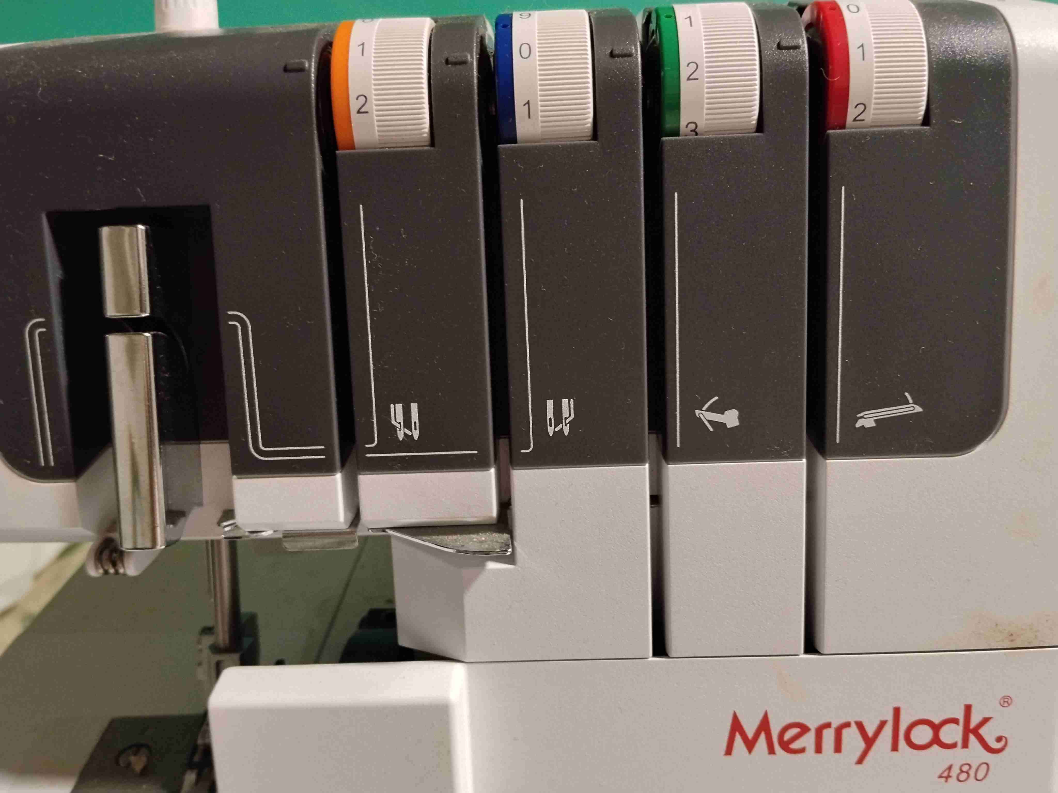 Máquina Overlock Merrylock 480 - miniatura 2