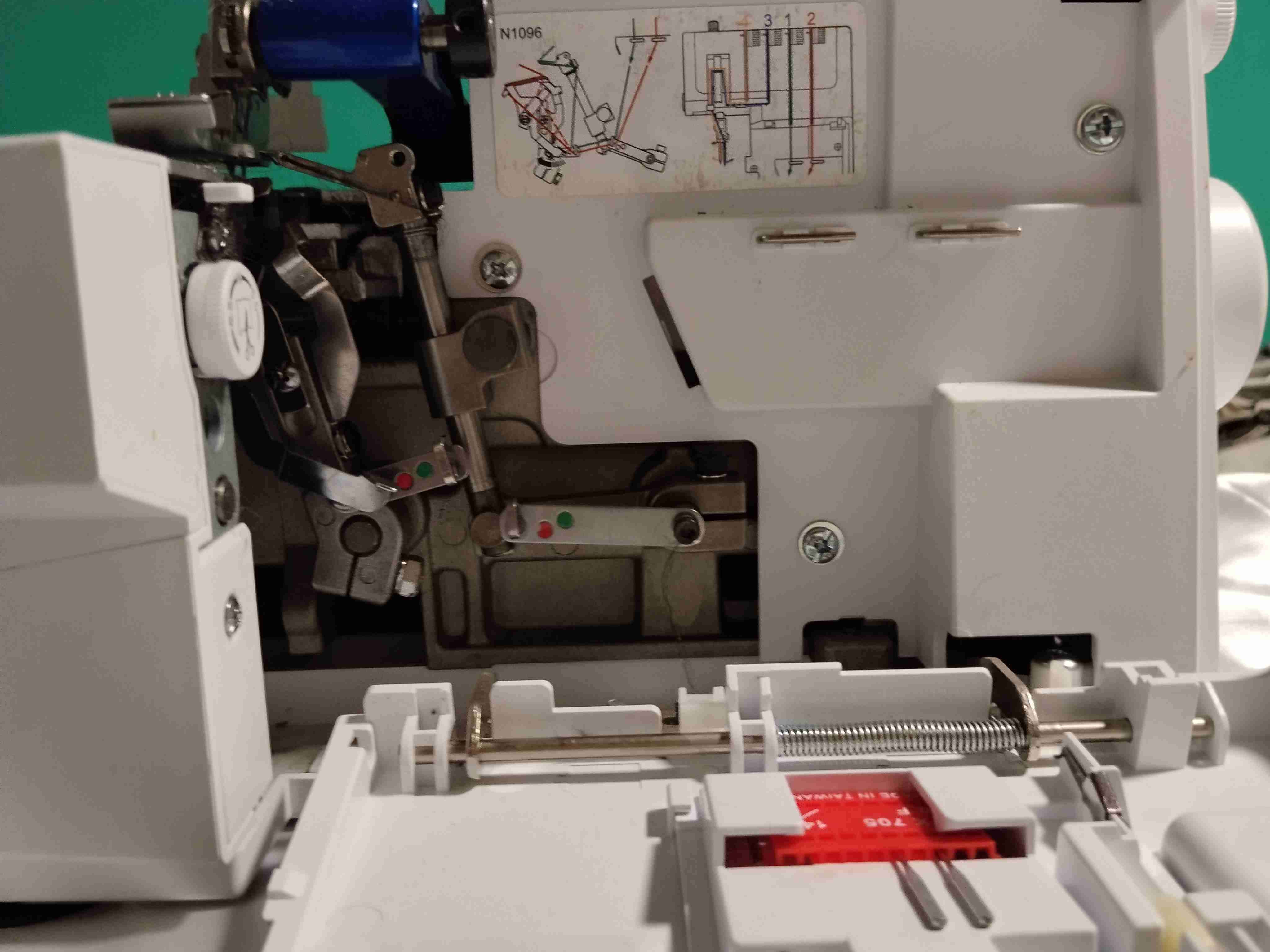 Máquina Overlock Merrylock 480 - miniatura 3