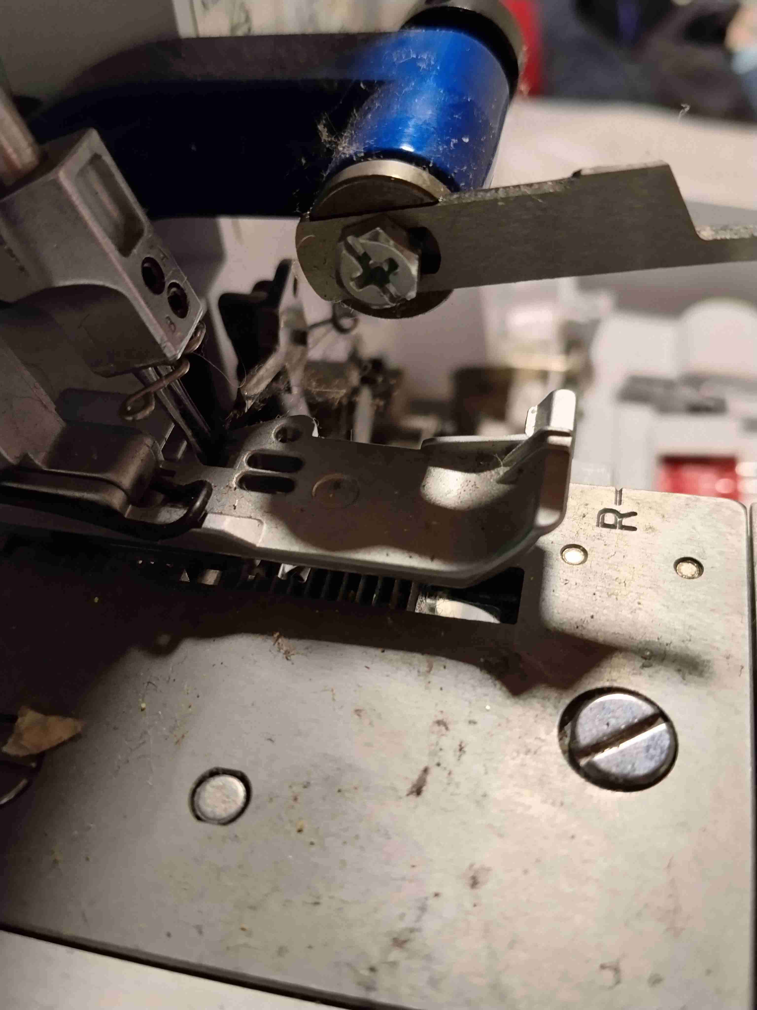 Máquina Overlock Merrylock 480 - miniatura 5
