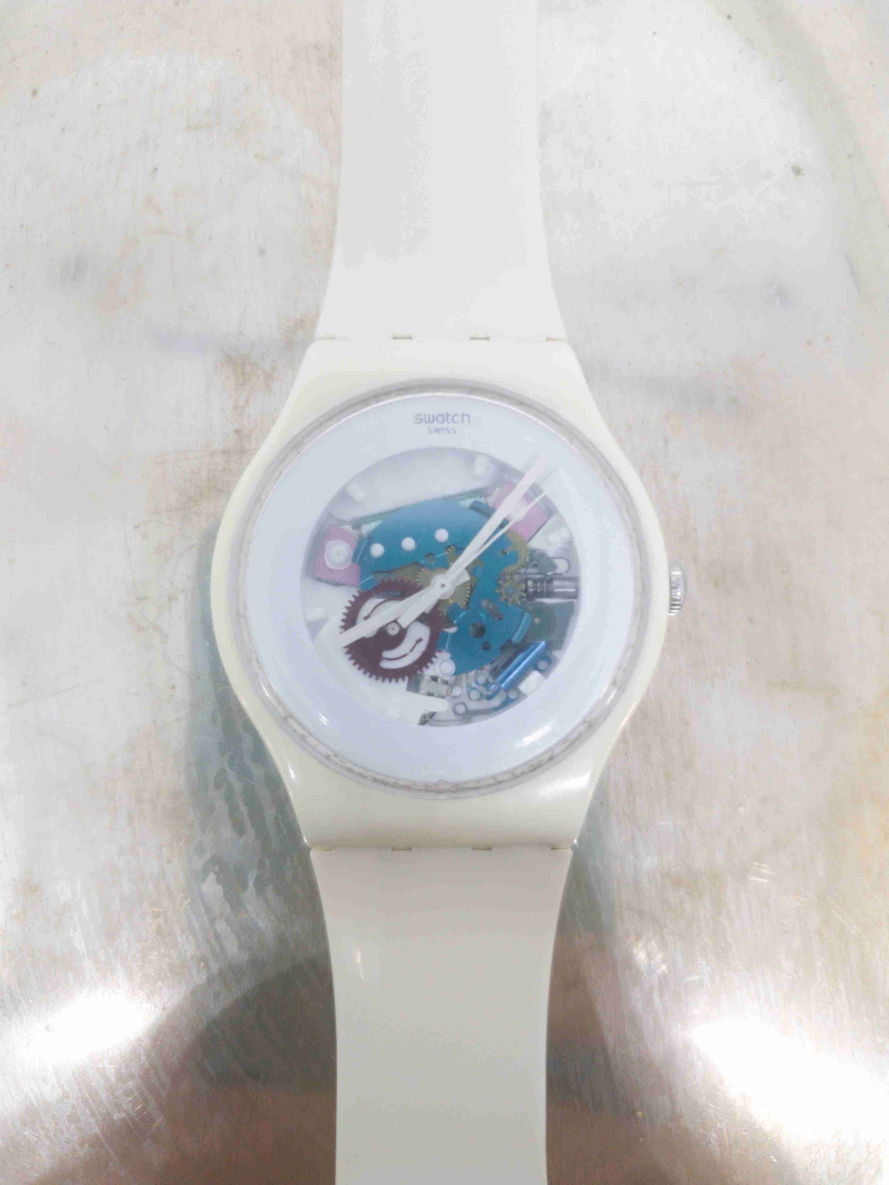 Reloj Swatch blanco SUOW100 - miniatura 2