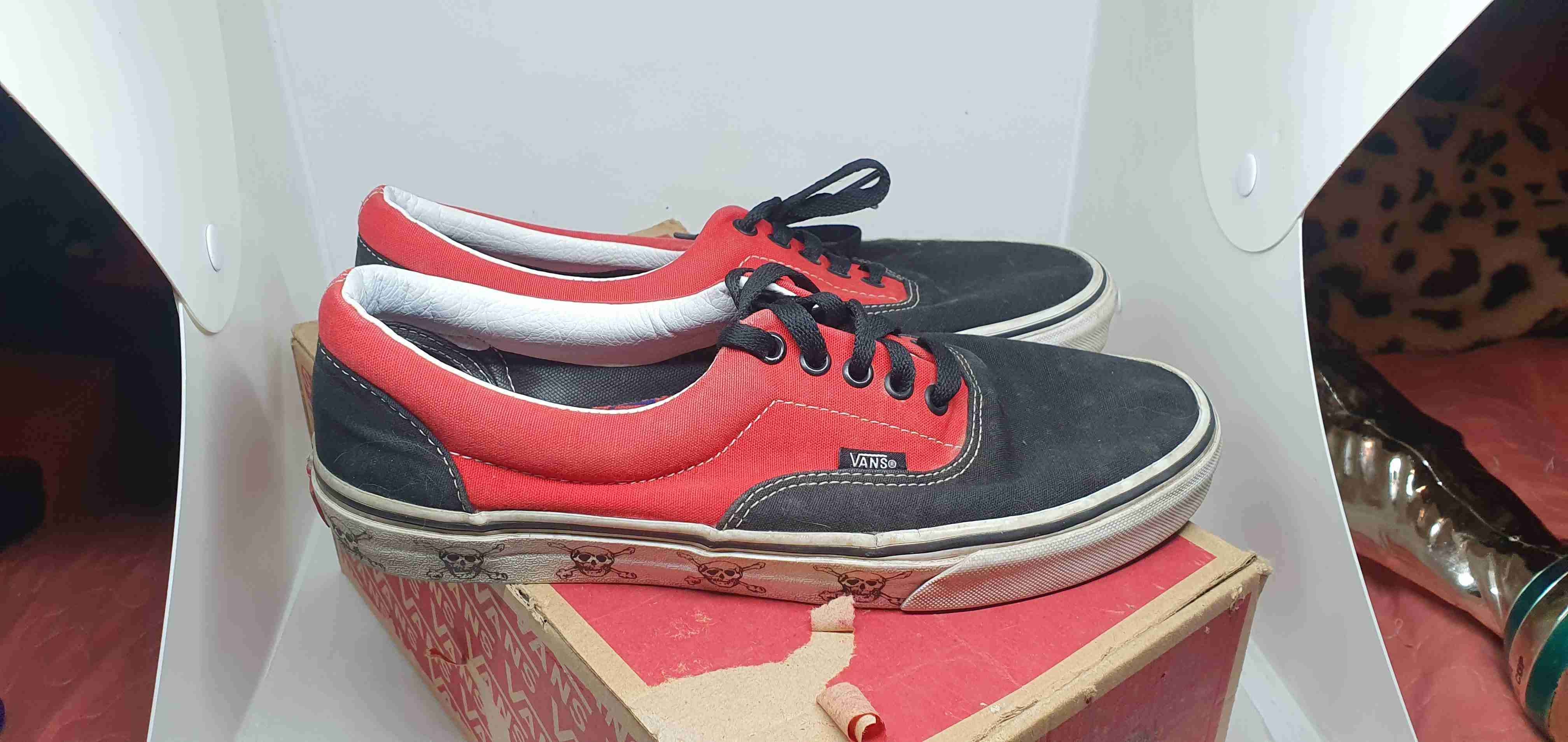 Zapatillas Vans rojas y negras Talla 42.5 - miniatura 2