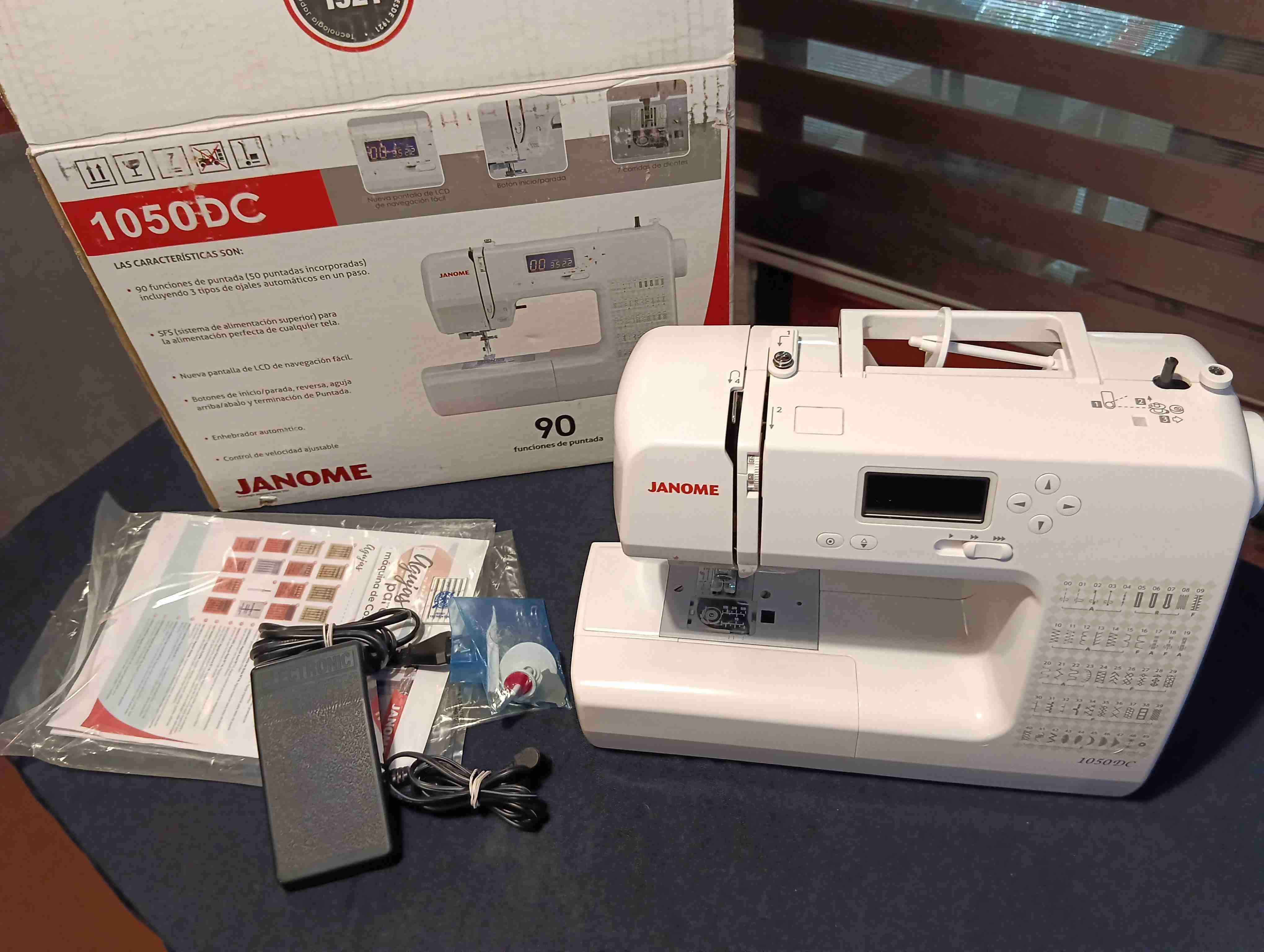 Máquina de coser Janome 1050DC - miniatura 1