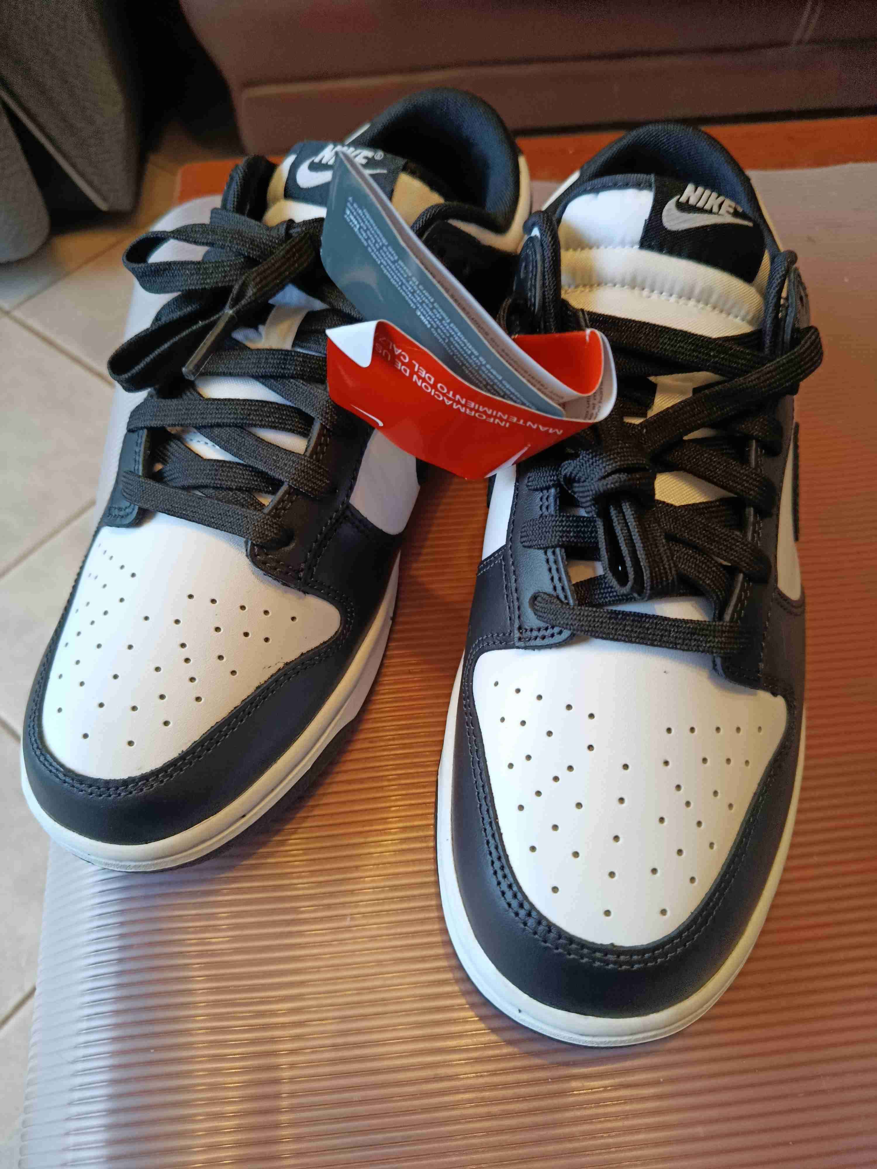 Zapatillas Nike blancas y negras - miniatura 1