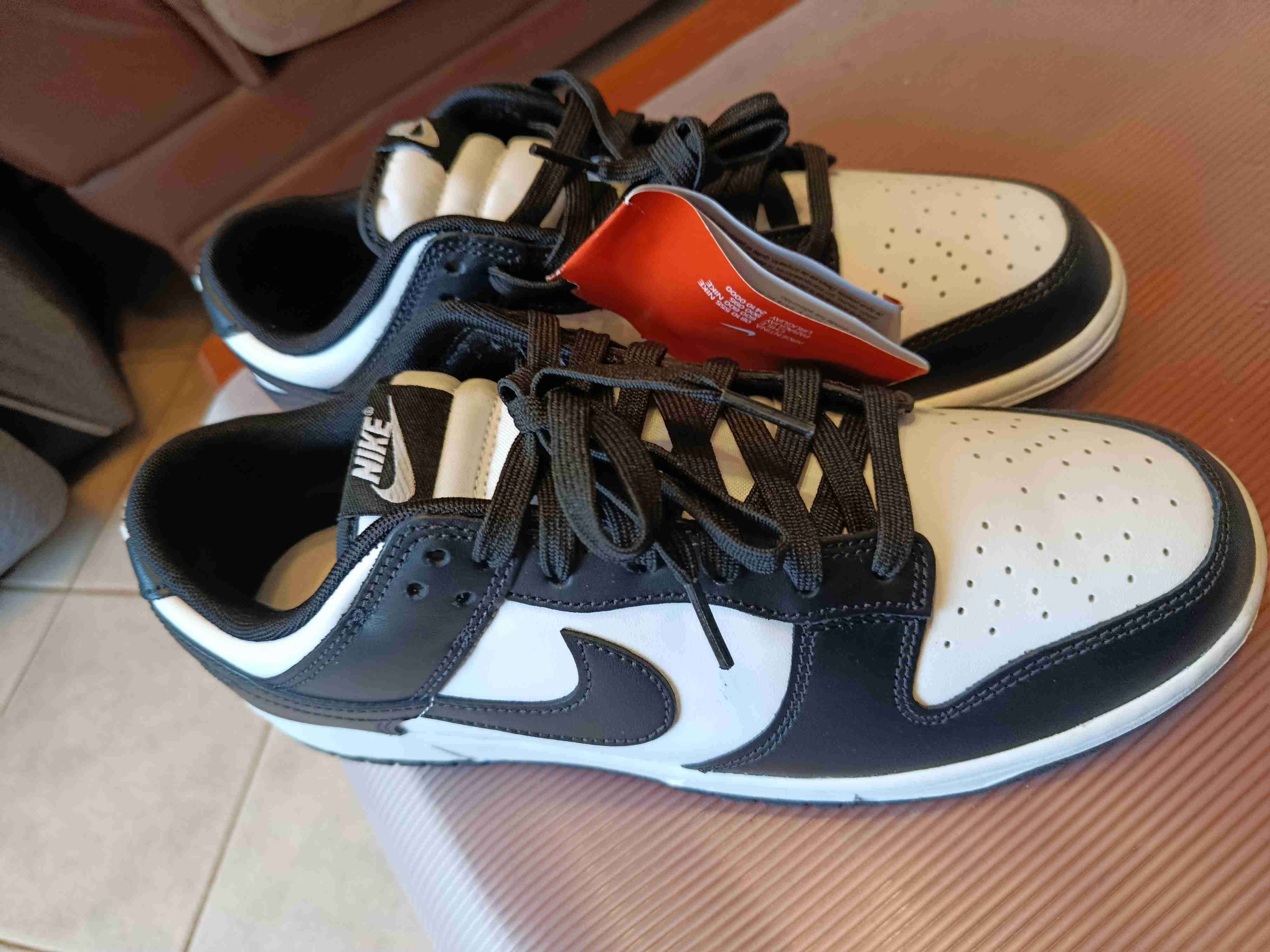 Zapatillas Nike blancas y negras - miniatura 2