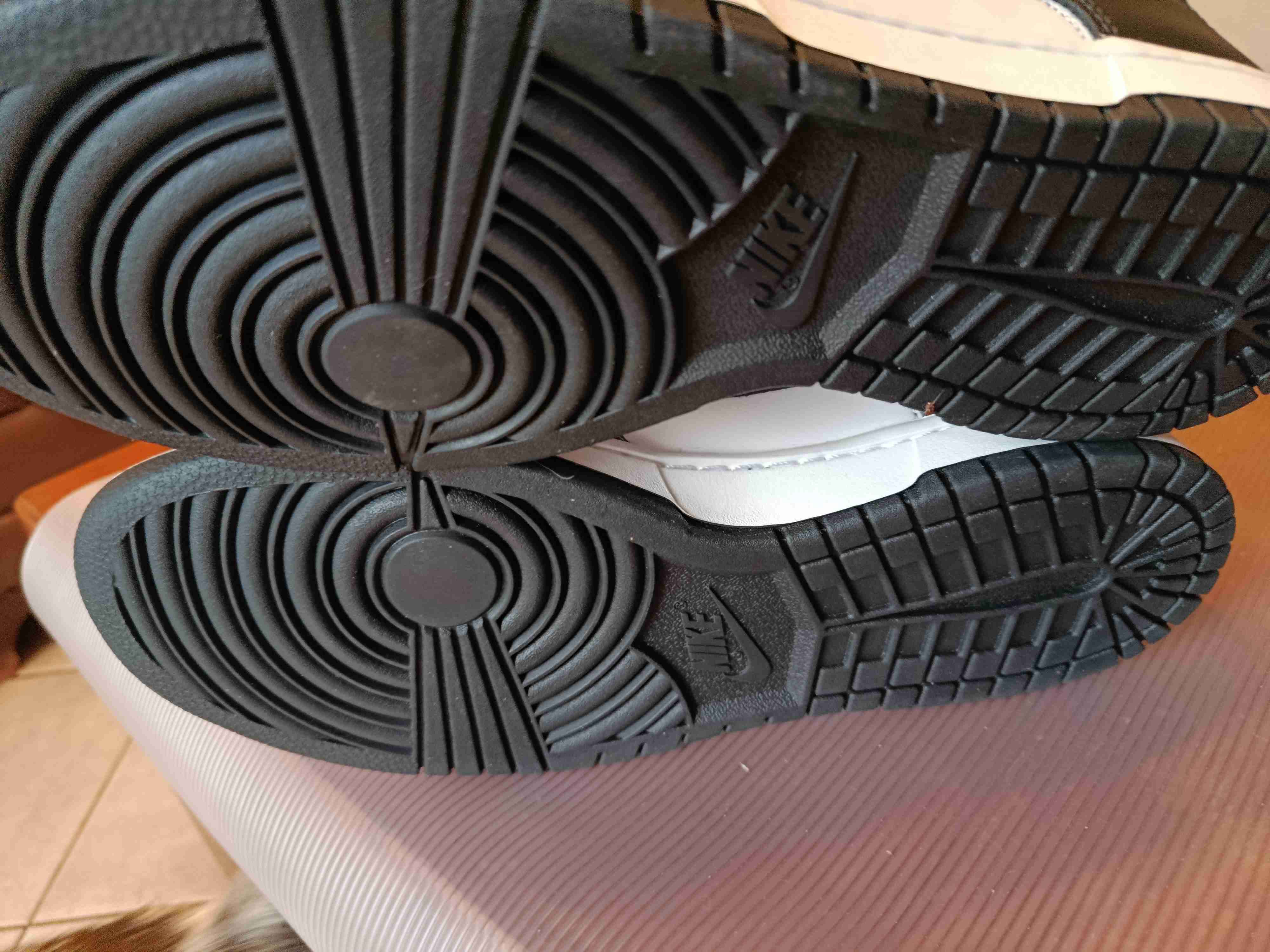 Zapatillas Nike blancas y negras - miniatura 3