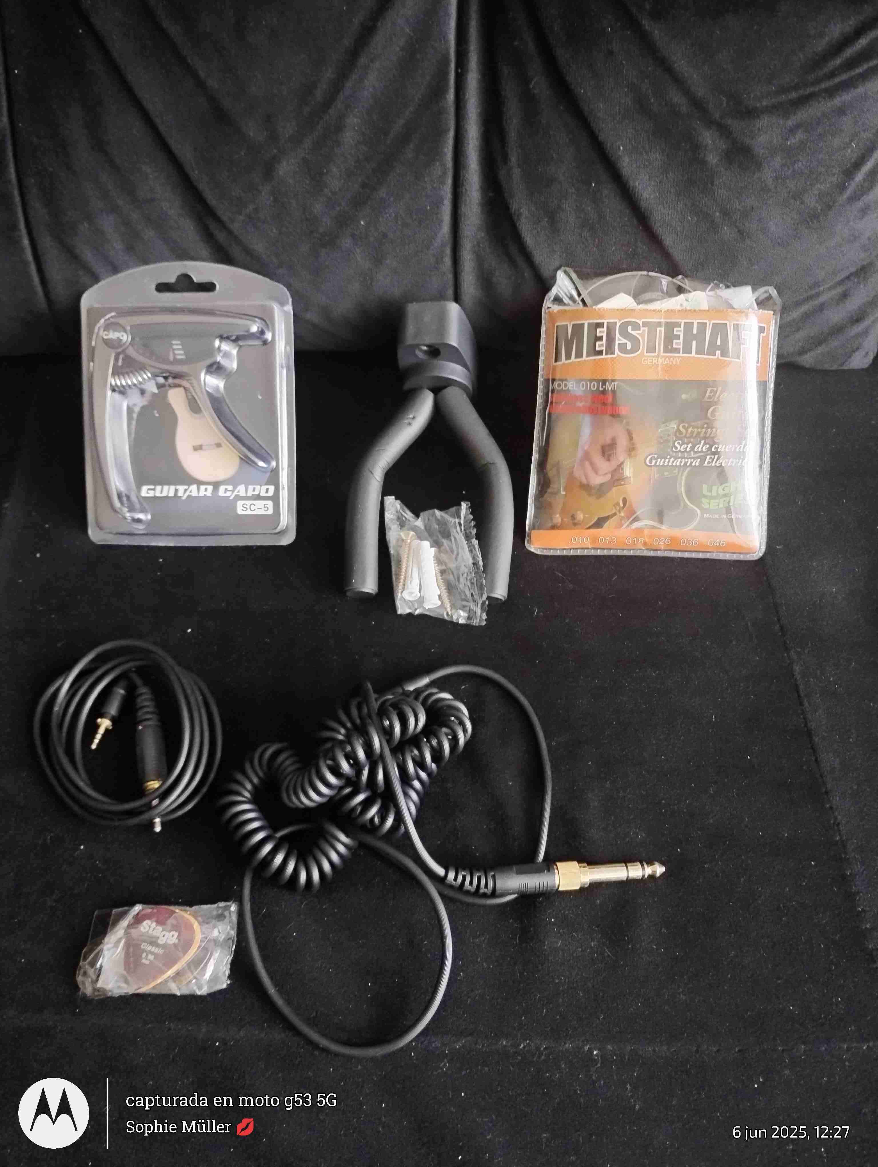 Guitarra acústica Ibanez con funda y accesorios. - miniatura 6