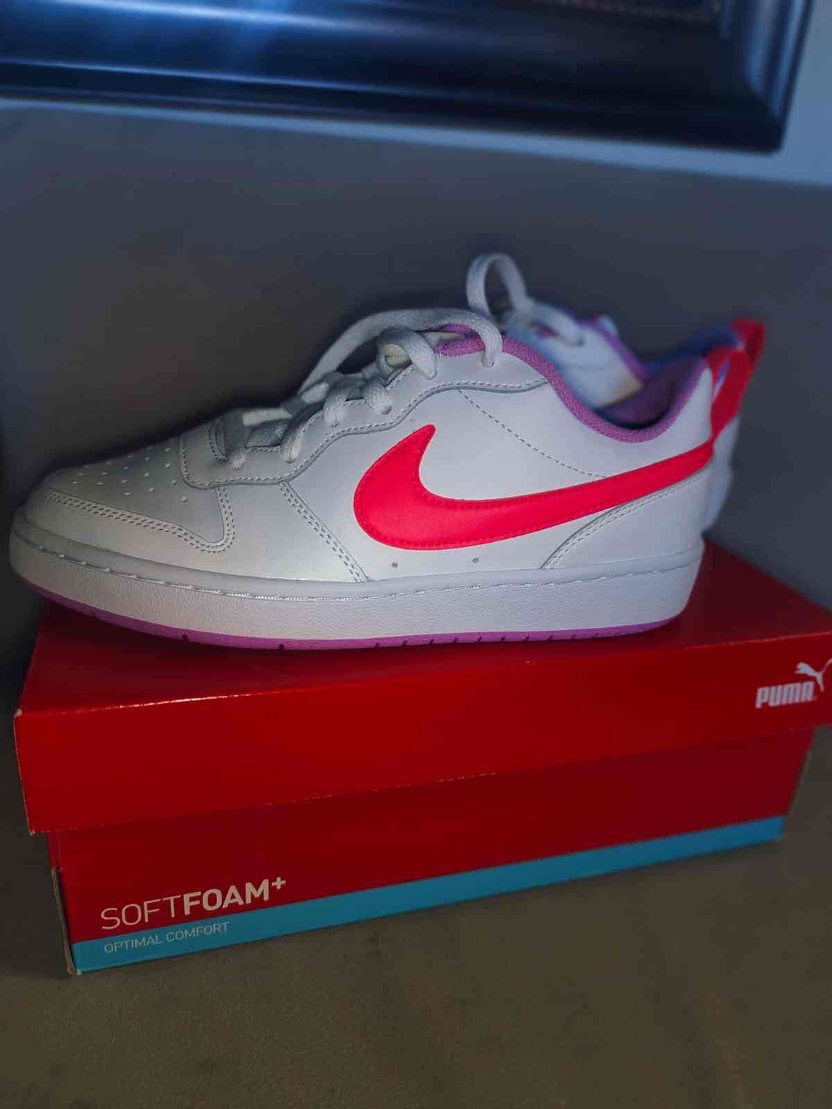 Zapatillas blancas con detalle rojo - miniatura 2