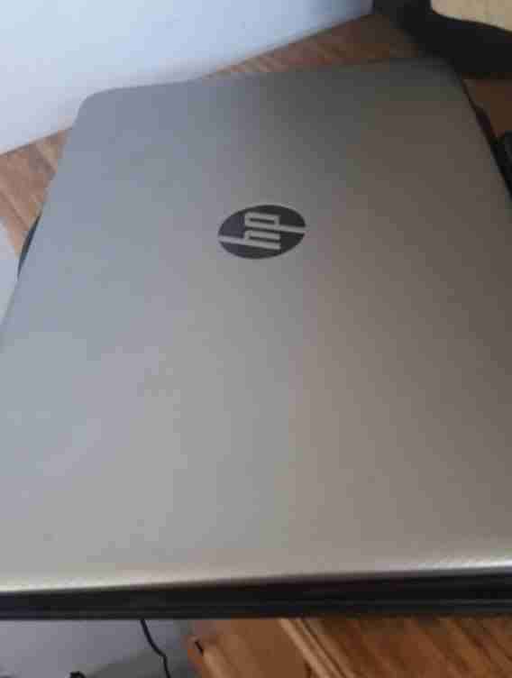 Laptop HP color plateado - miniatura 1