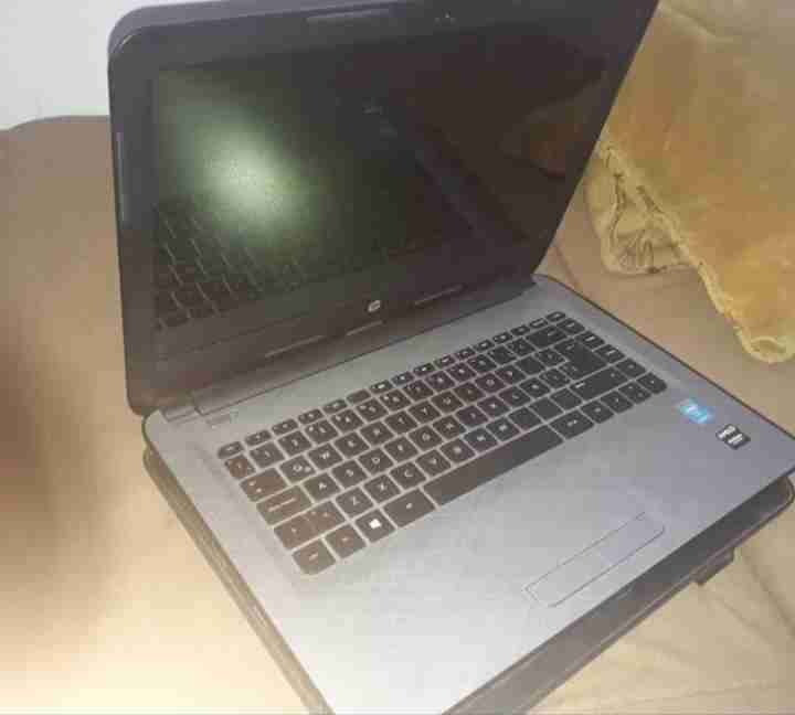 Laptop HP color plateado - miniatura 2