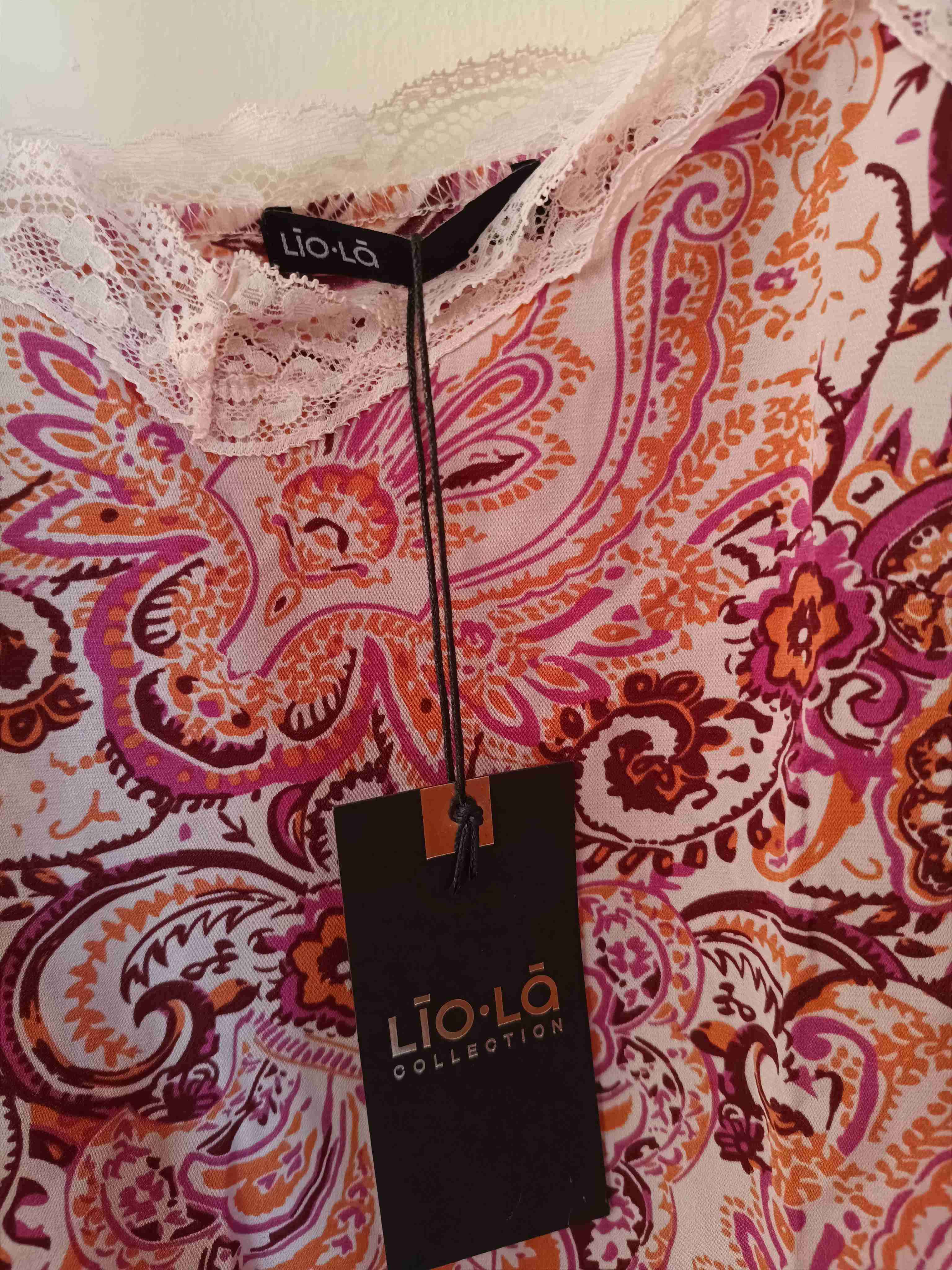 Blusa estampada con encaje rosa - miniatura 2