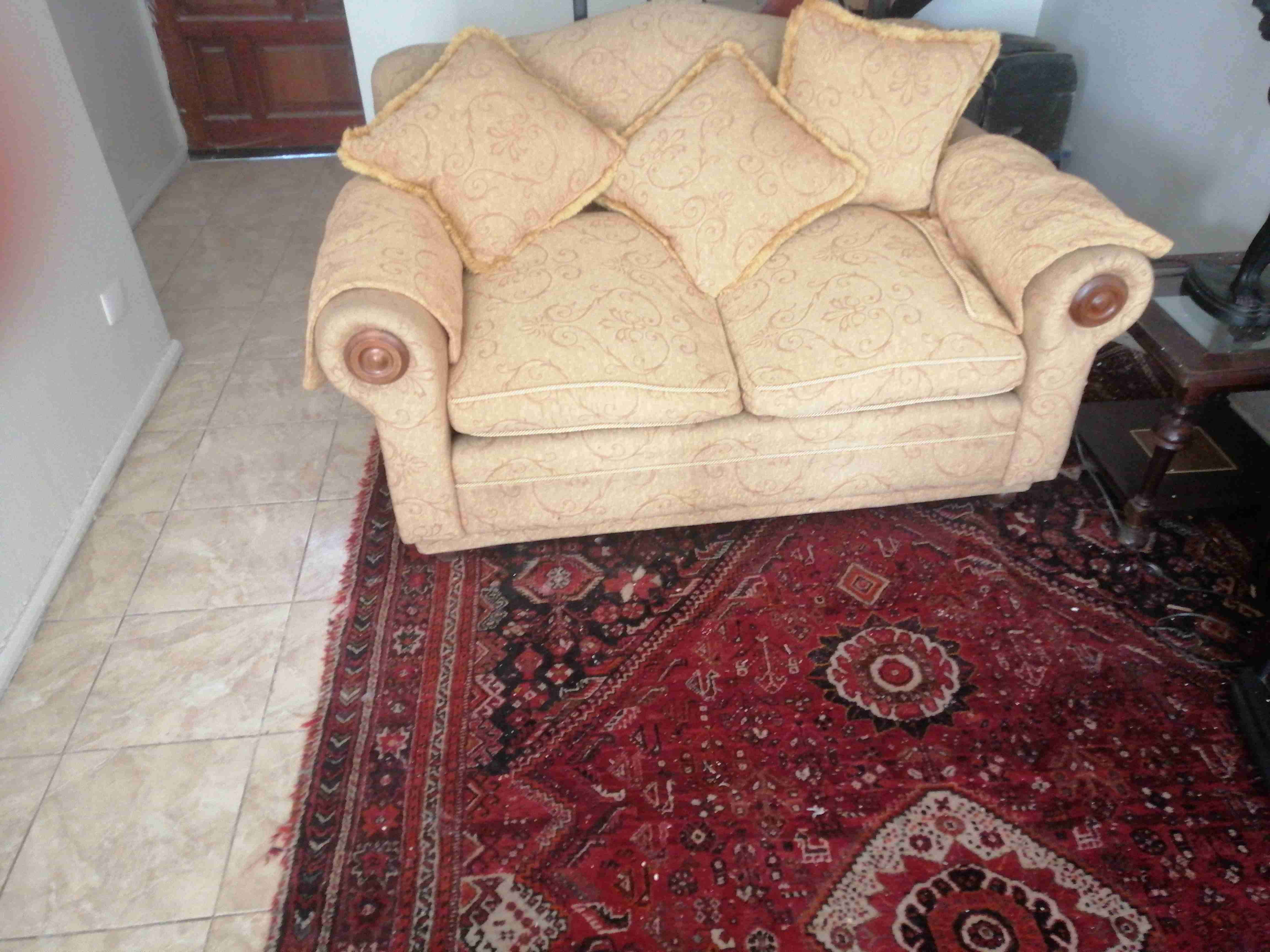 Sofá beige con cojines - miniatura 1