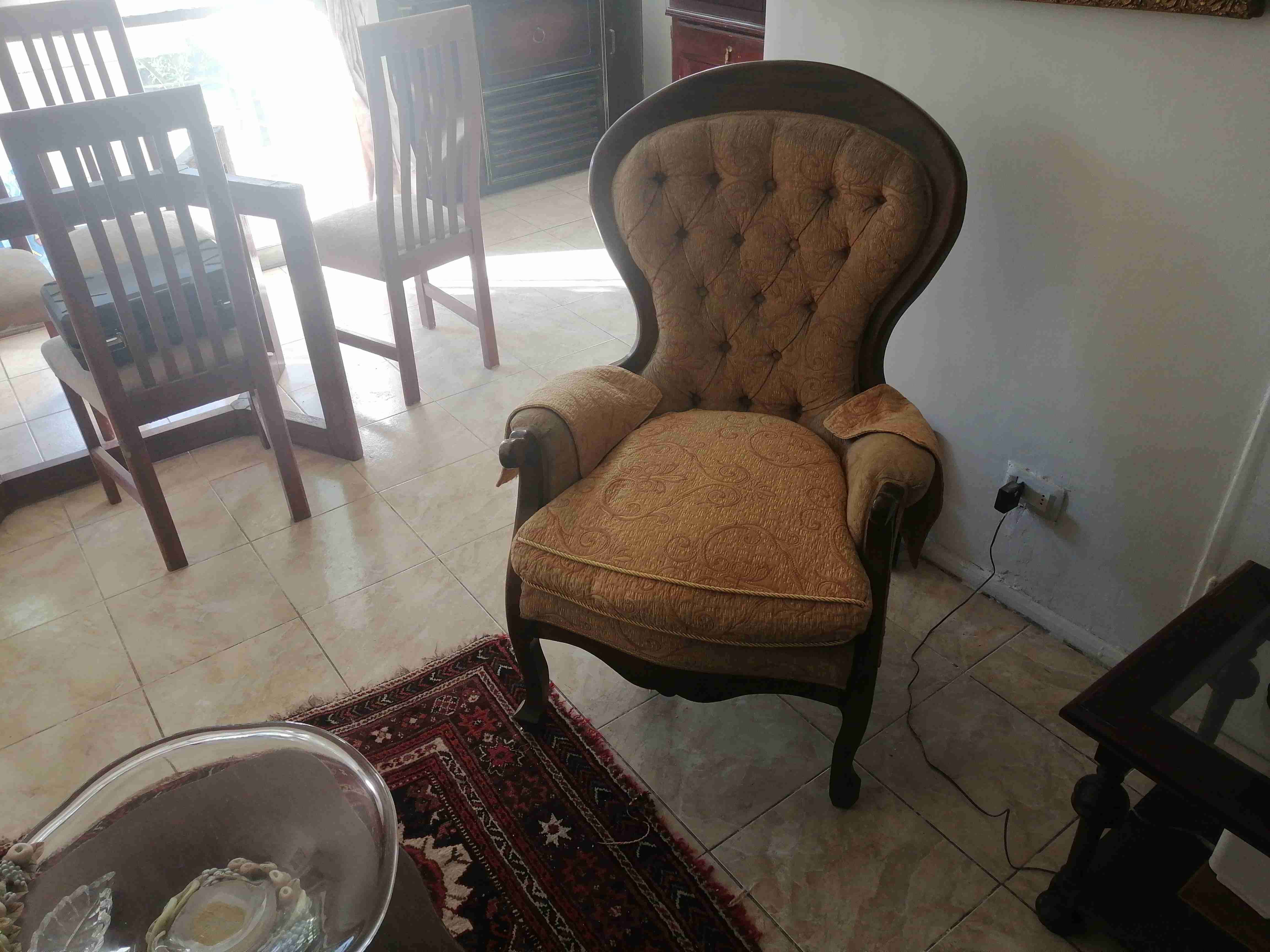 Sofá beige con cojines - miniatura 2