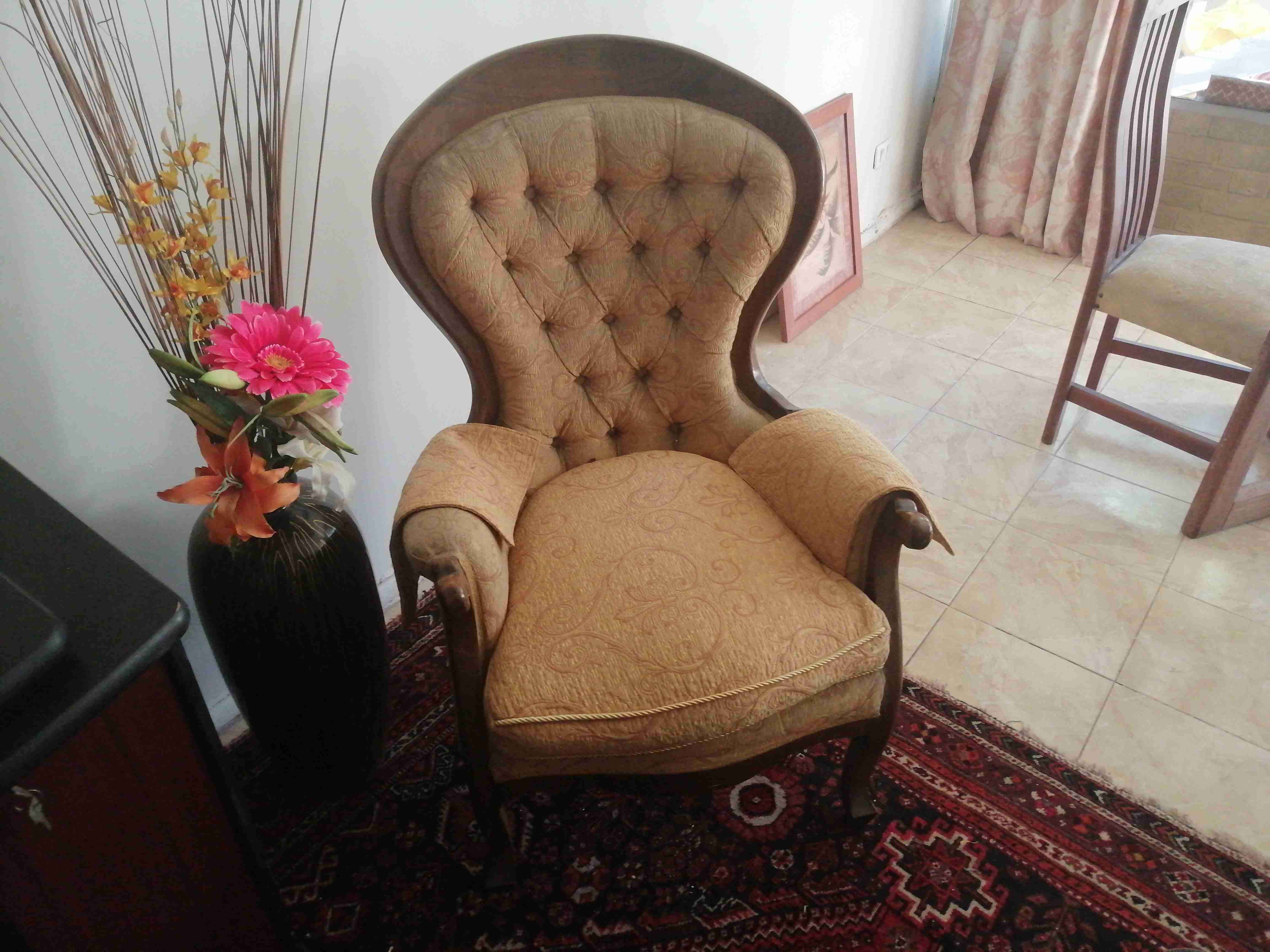 Sofá beige con cojines - miniatura 3